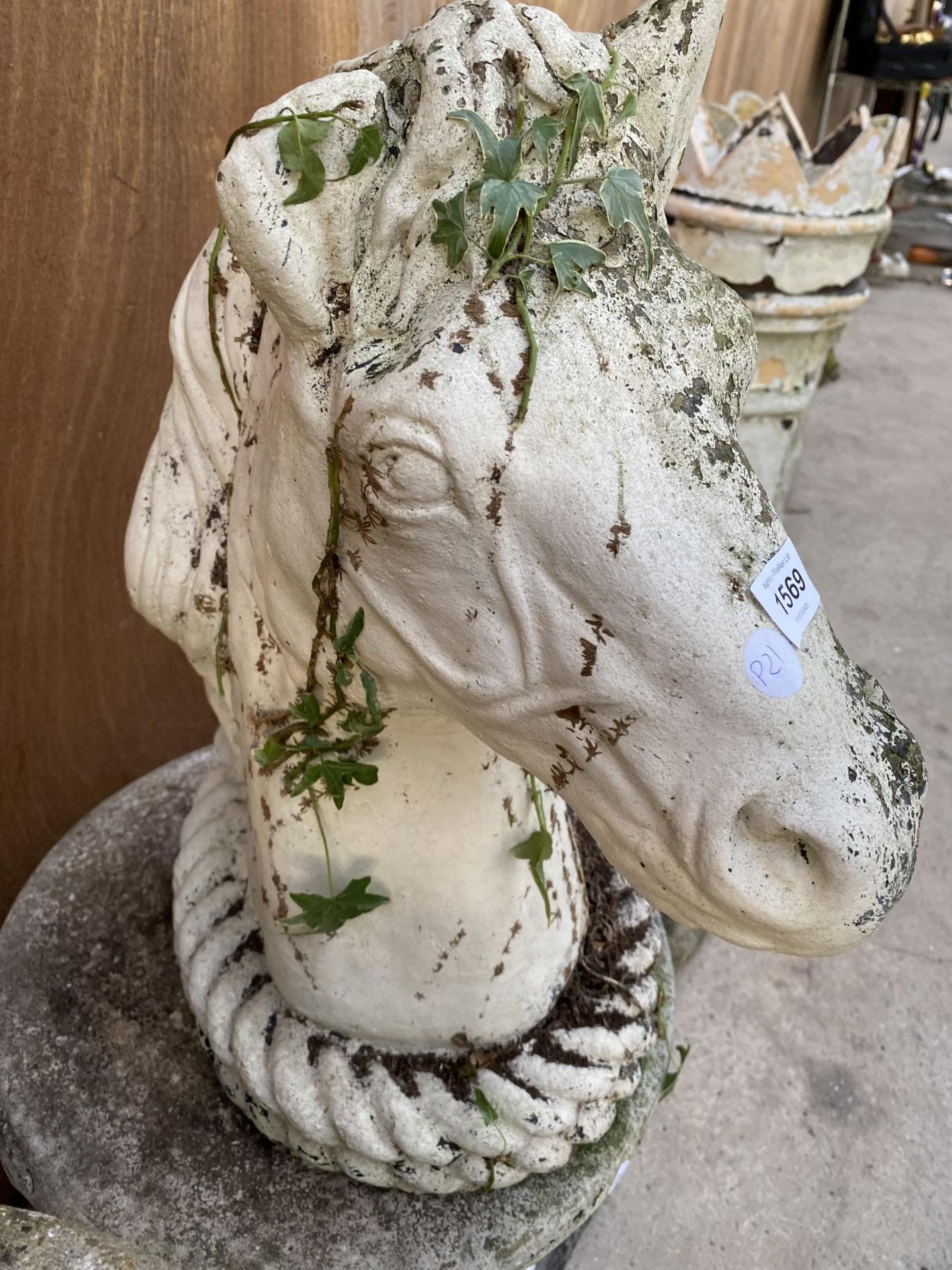 A RECONSTITUTED STONE HORSES HEAD WITH PEDESTAL BASE - Image 4 of 5