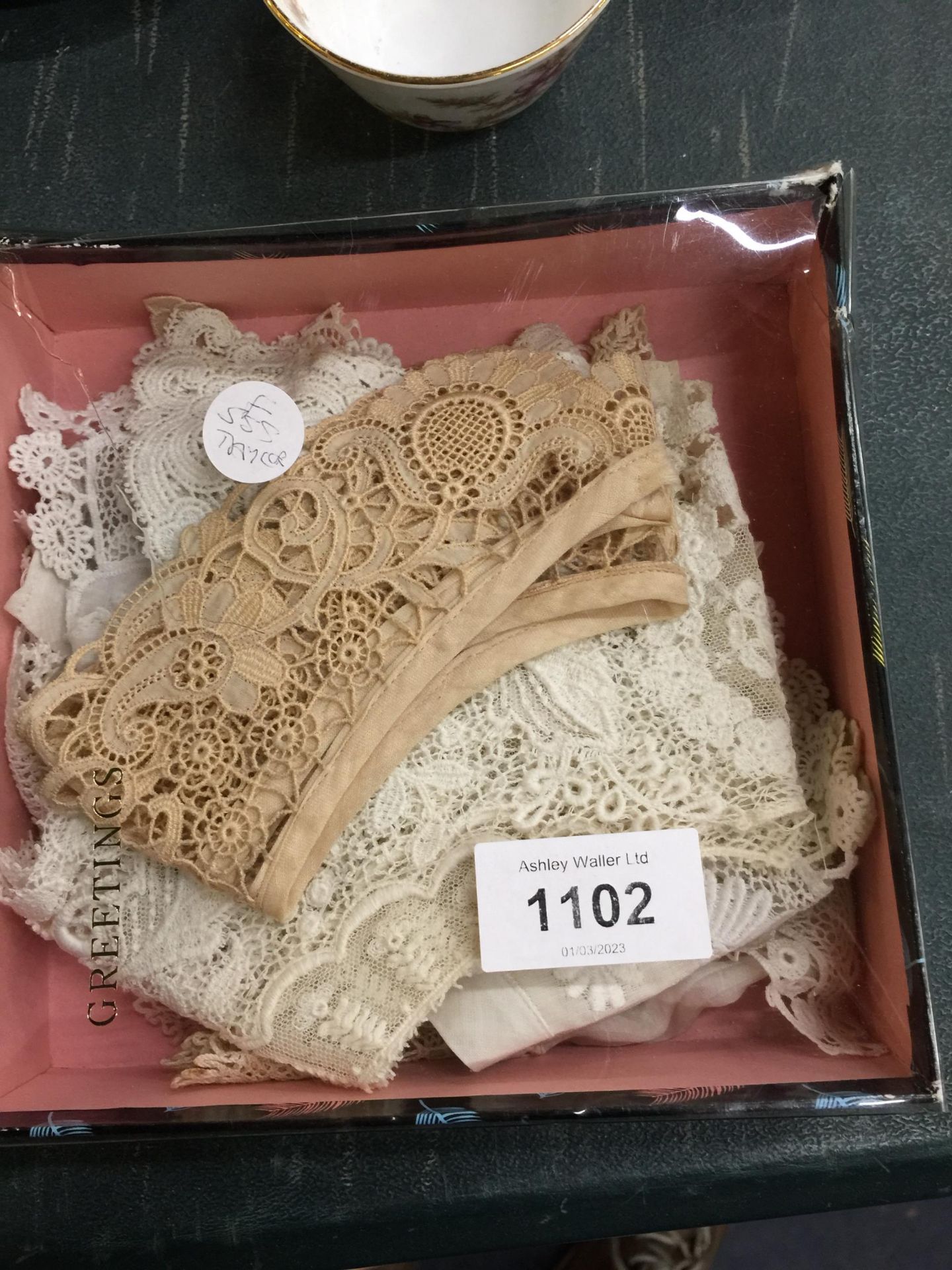 A QUANTITY OF VINTAGE LACE COLLARS