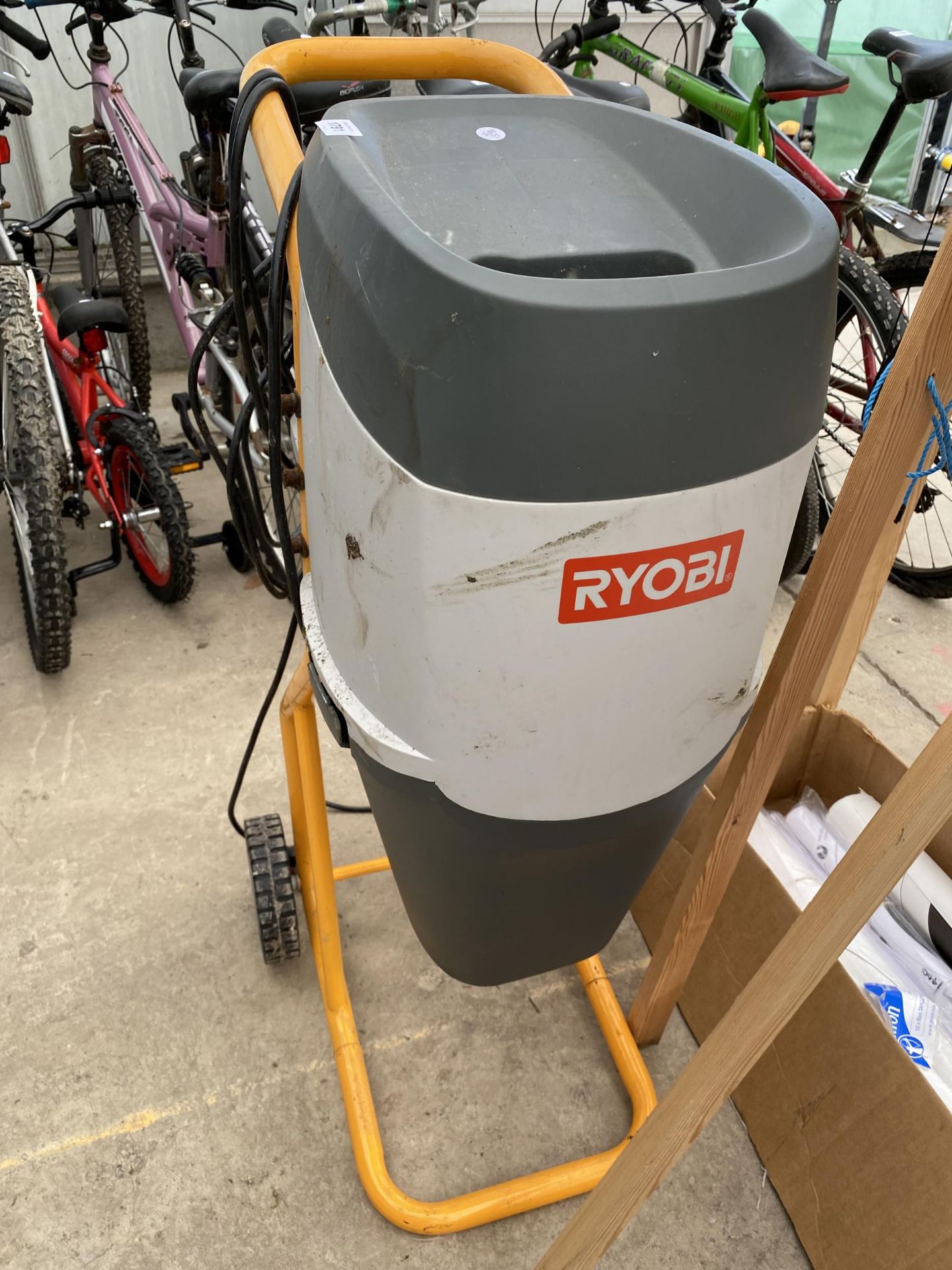 A RYOBI ELECTRIC GARDEN SHREDDER