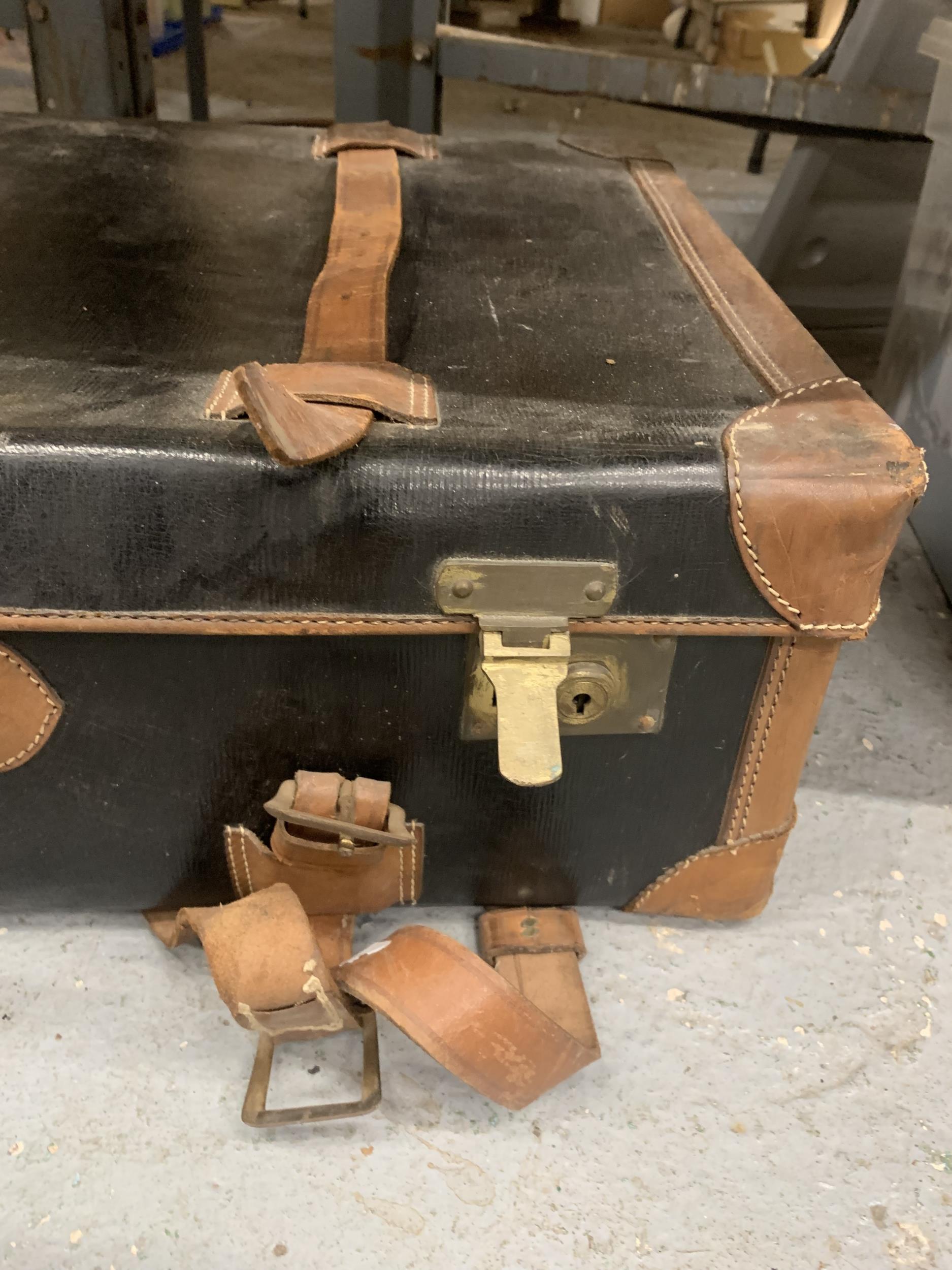 A VINTAGE CANVAS AND LEATHER SUITCASE - Image 3 of 3