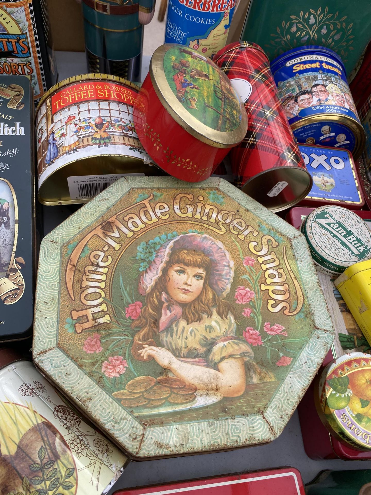 A LARGE ASSORTMENT OF VINTAGE TINS - Image 6 of 6