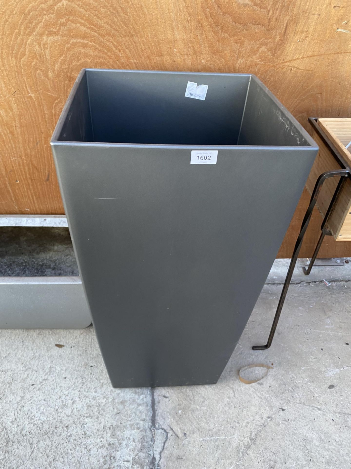 A LARGE GREY FIBRE GLASS PLANTER (H:75CM)