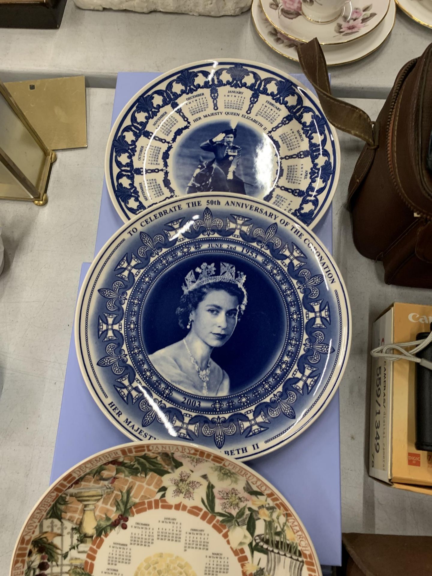 FOUR WEDGWOOD CABINET/WALL PLATES, THREE ROYAL COMMEMORATIVE AND ONE A 2004 CALENDAR PLATE ALL BOXED - Image 5 of 6