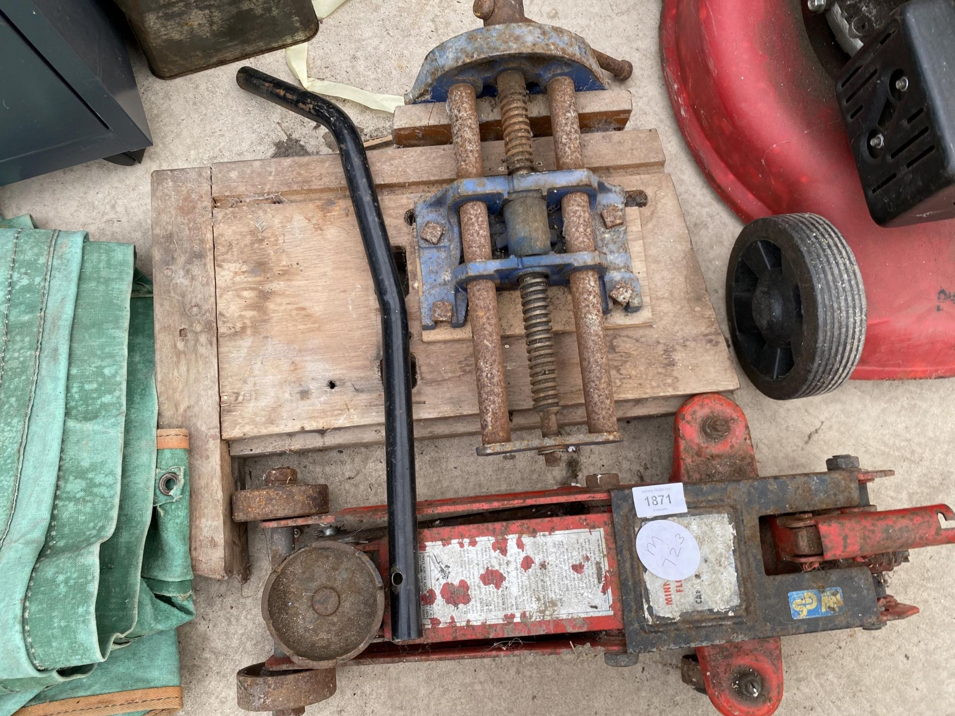 AN ASSORTMENT OF ITEMS TO INCLUDE OIL CANS, A VICE AND A TROLLEY JACK ETC - Image 2 of 3