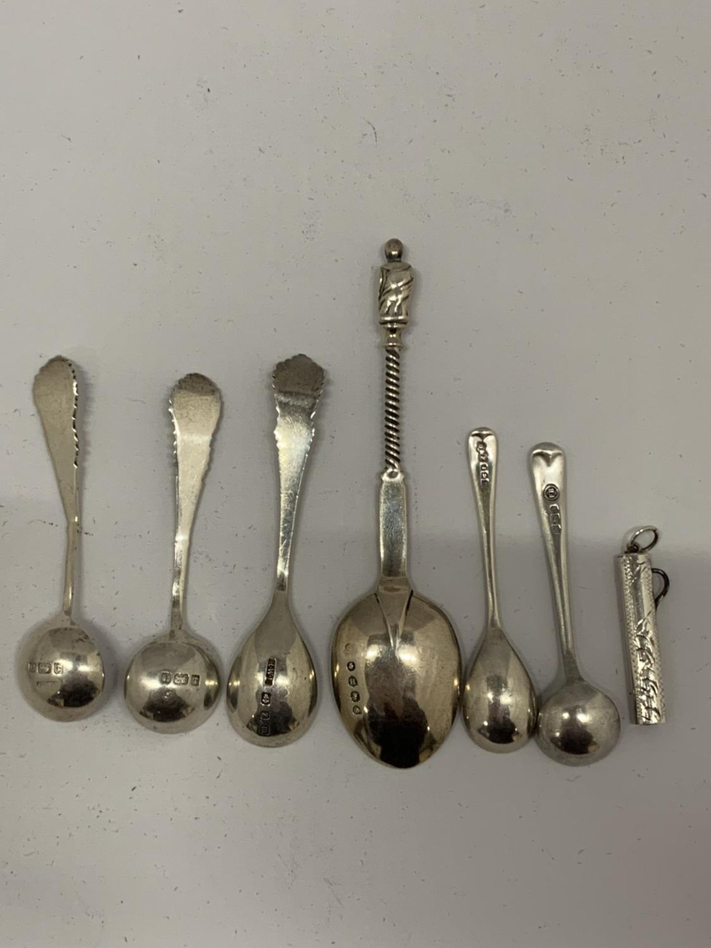 A MIXED LOT OF SMALL HALLMARKED SILVER CONDIMENT SPOONS ETC, TOTAL WEIGHT 40G - Image 8 of 8