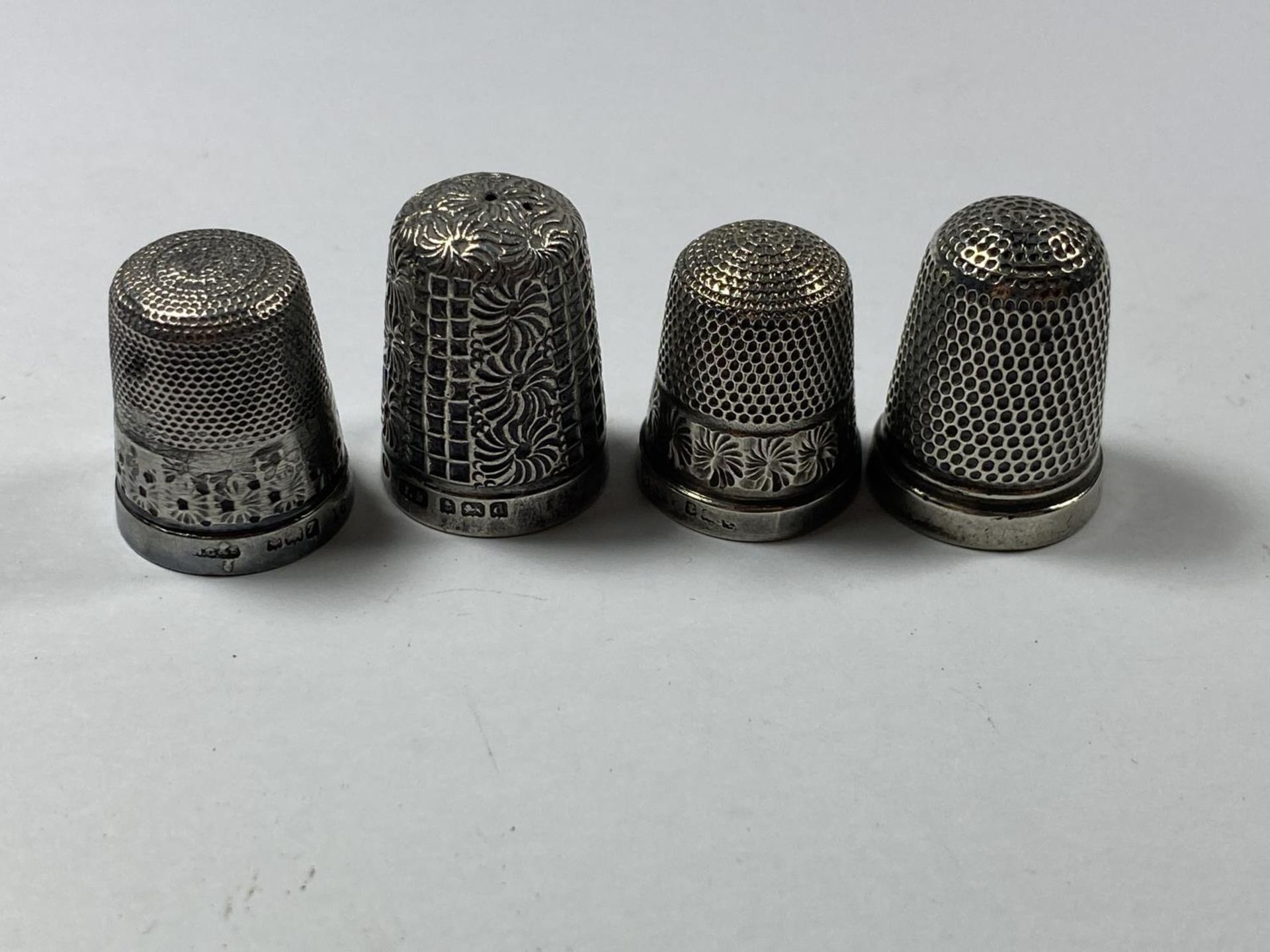 A GROUP OF THREE HALLMARKED SILVER THIMBLES AND FURTHER PLATED EXAMPLE - Image 2 of 4