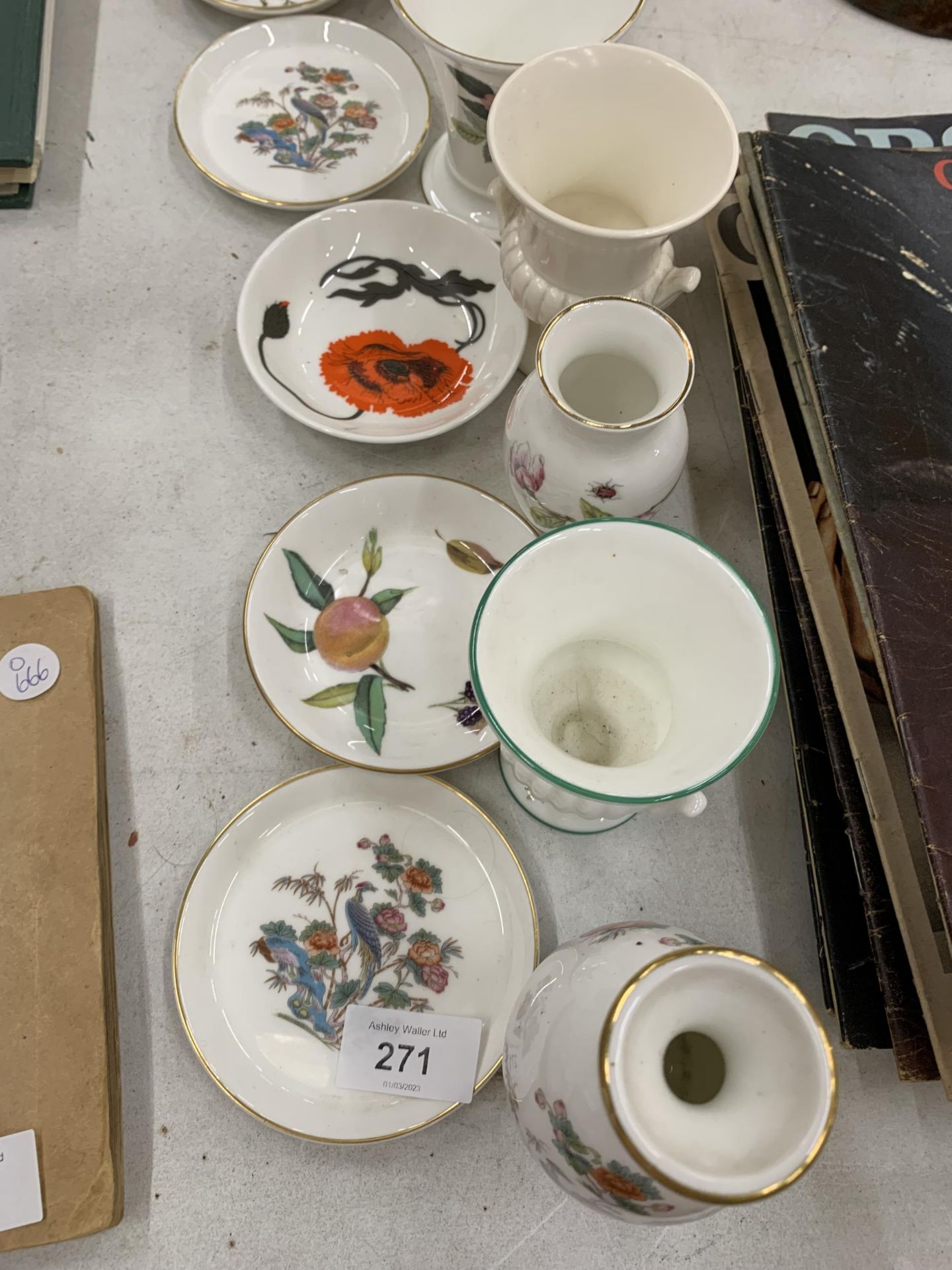 A QUANTITY OF SMALL CERAMIC ITEMS TO INCLUDE AYNSLEY, WEDGWOOD, ETC, PIN TRAYS AND VASES - Image 3 of 6
