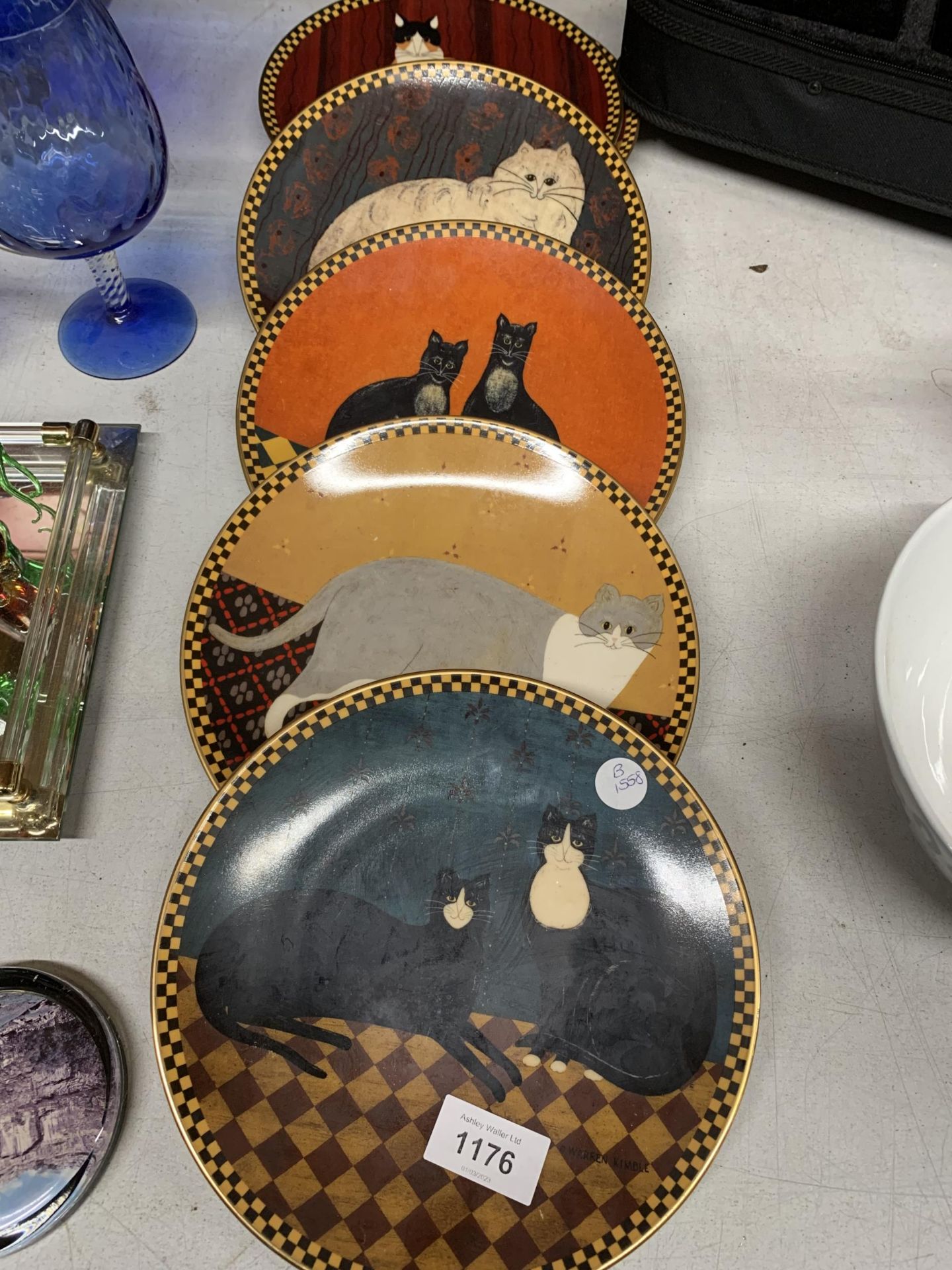 A QUANTITY OF CAT CABINET/WALL PLATES IN THE 'PROPER CATS' COLLECTION BY WARREN KIMBLE - 5 IN TOTAL