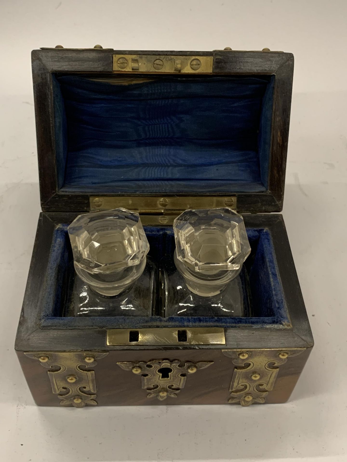 A SMALL 19TH CENTURY MAHOGANY AND BRASS TWIN BOTTLE CADDY