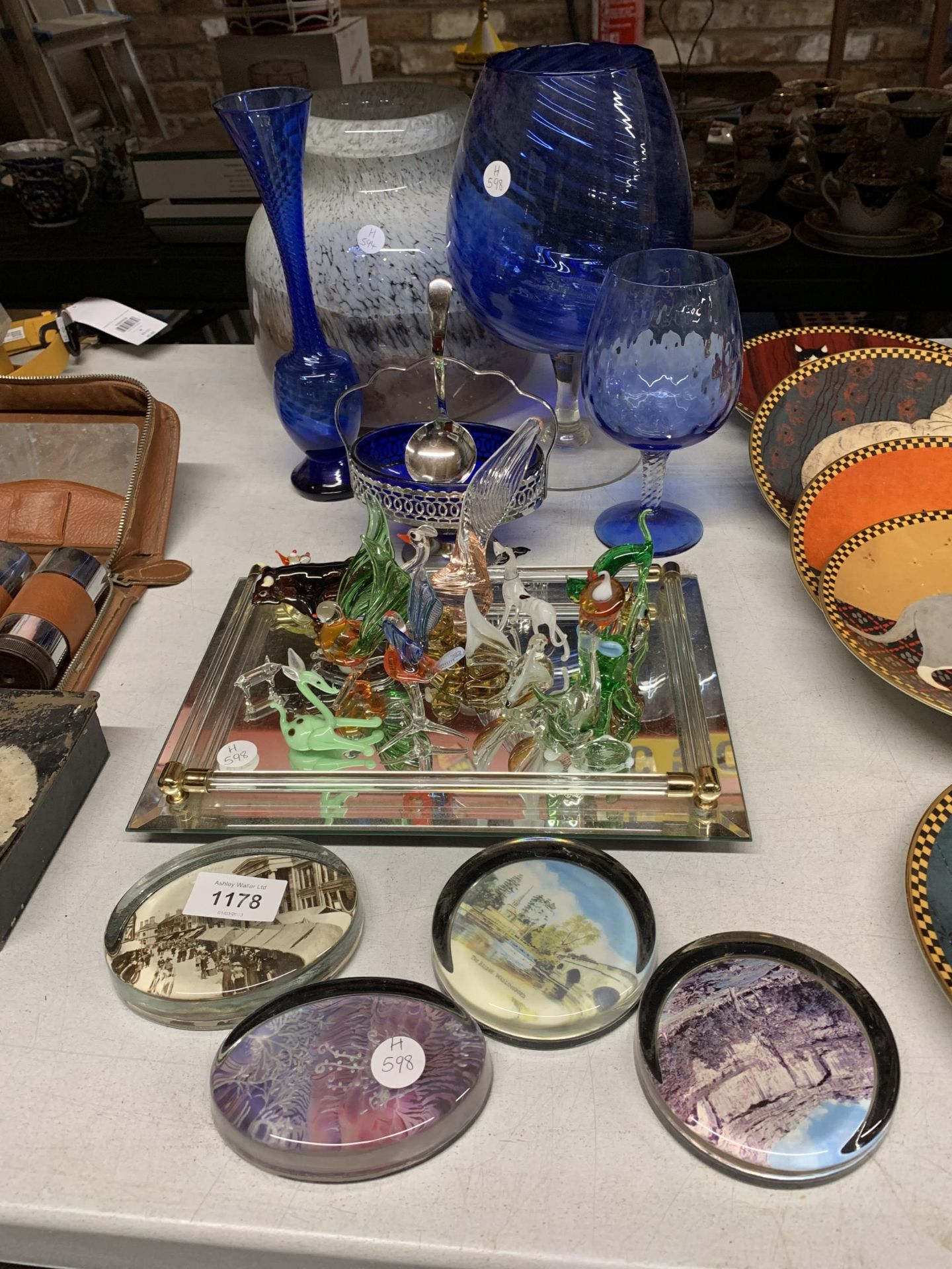 A LARGE QUANTITY OF GLASSWARE TO INCLUDE ANIMALS, A MIRRORED TRAY, PAPERWEIGHTS, VASES, ETC