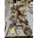 A LARGE MIXED LOT TO INCLUDE PILL BOXES, BUTTON HOOKS, COMPACTS, MINIATURE FIGURES, ETC