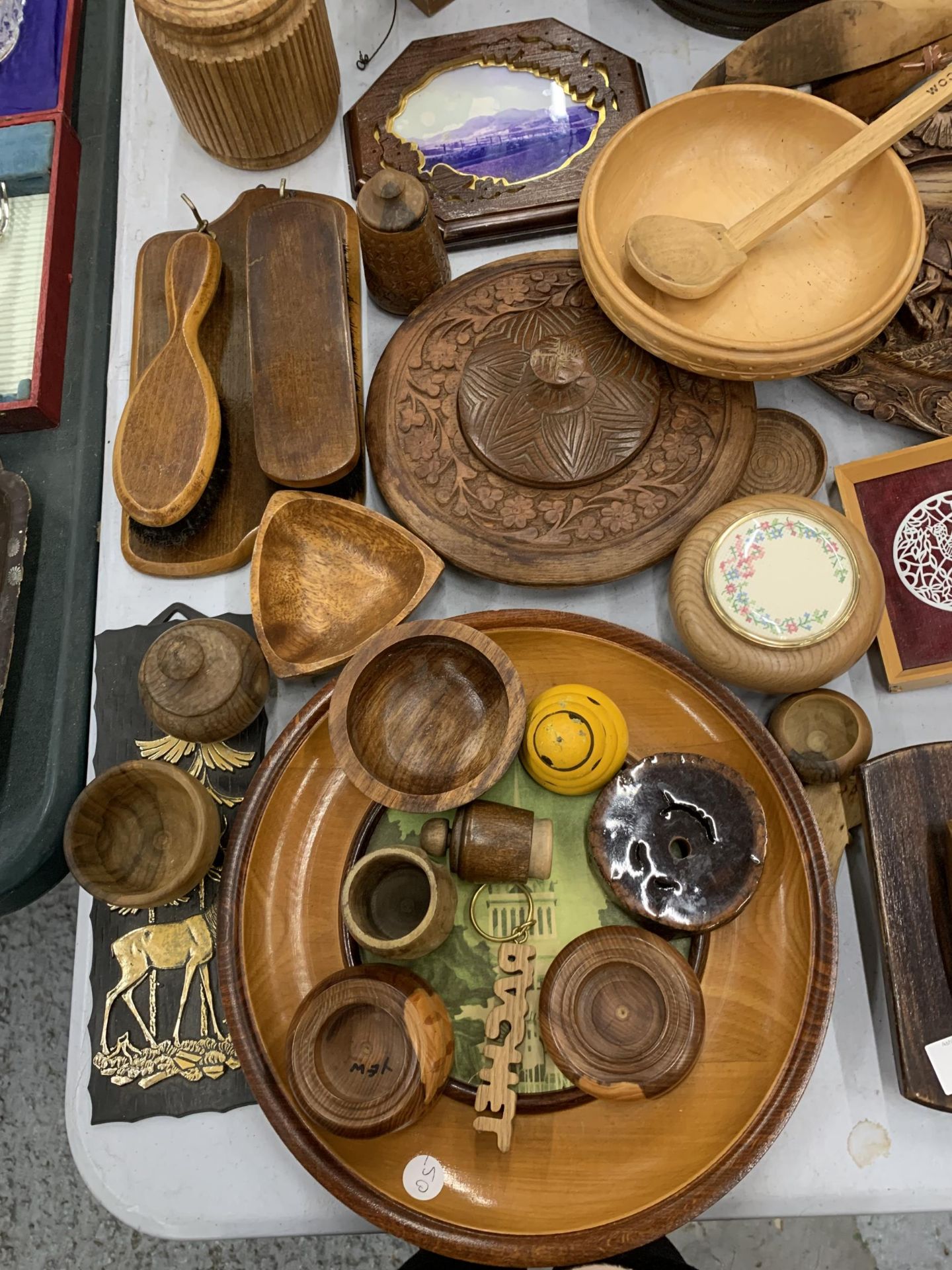 A LARGE QUANTITY OF TREEN ITEMS TO INCLUDE BOWLS, AN INK BLOTTER, SHOE LAST, WALL PLAQUES, A SHIP, - Bild 3 aus 16