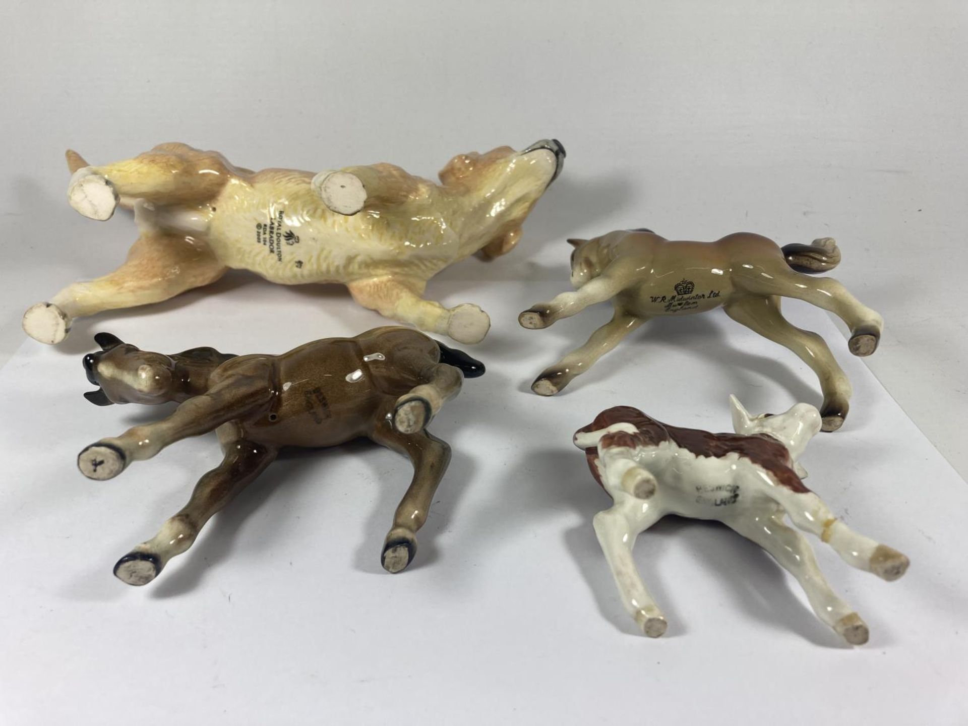 FOUR CERAMIC ANIMALS TO INCLUDE A ROYAL DOULTON RETRIEVER, A BESWICK FOAL, MIDWINTER FOAL AND A - Image 6 of 6
