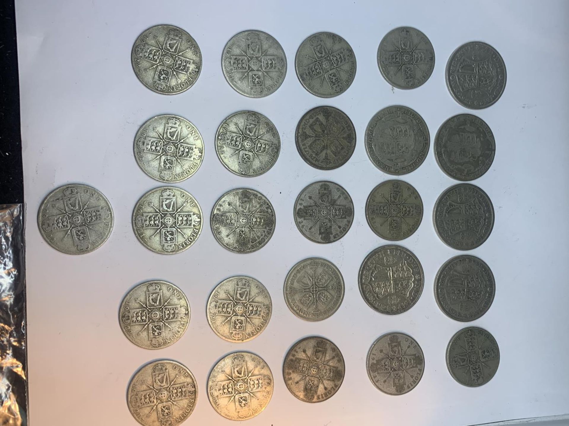 TWENTY SIX SILVER COINS TO INCLUDE CROWNS AND FLORINS