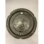A VINTAGE ARTS AND CRAFTS STYLE PEWTER PLATE WITH FOLIATE DECORATION DIAMETER 27CM