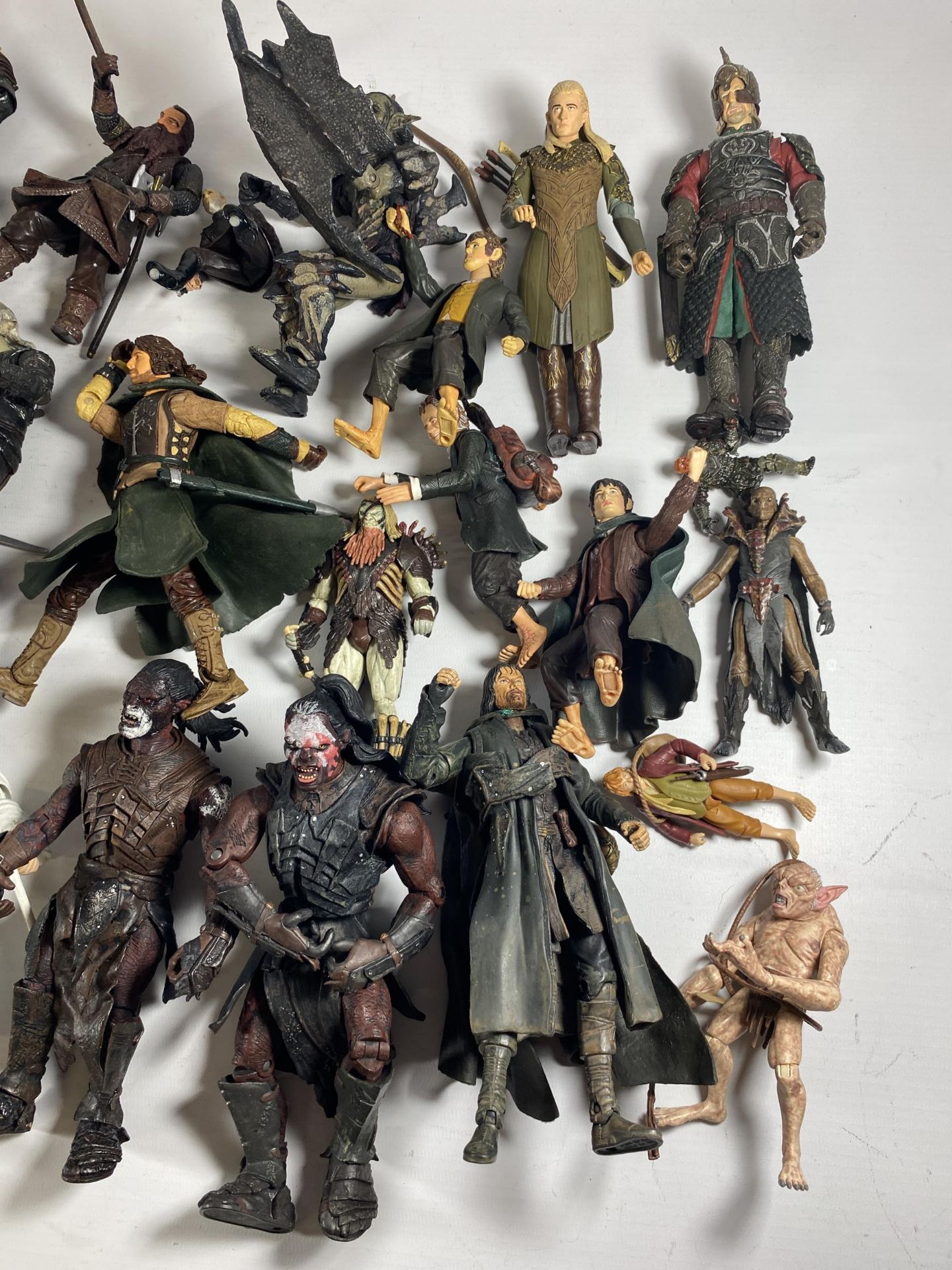 A LARGE COLLECTION OF LORD OF THE RINGS FIGURES AND WEAPONS AND ACCESSORIES ETC - Image 4 of 4