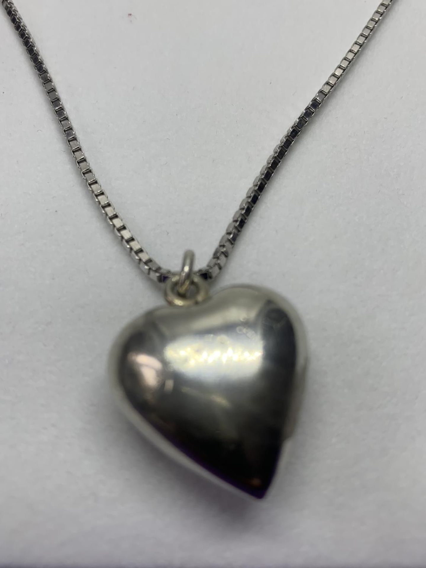 A SILVER NECKLACE WITH A HEART PENDANT IN A PRESENTATION BOX - Image 2 of 2