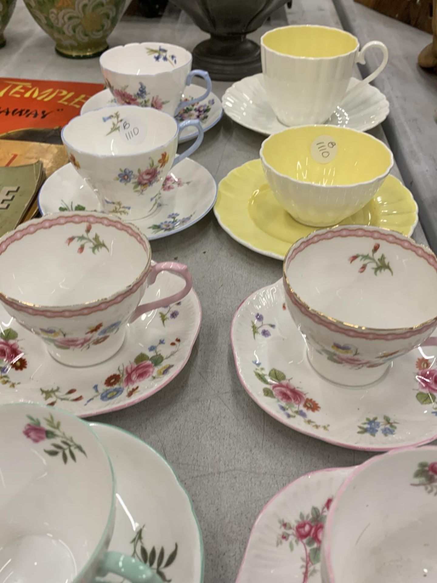A QUANTITY OF SHELLEY TEA WARE TO INCLUDE CUPS, SAUCERS, A BOWL, SANDWICH TRAQY PLUS A SUSIE - Image 8 of 8