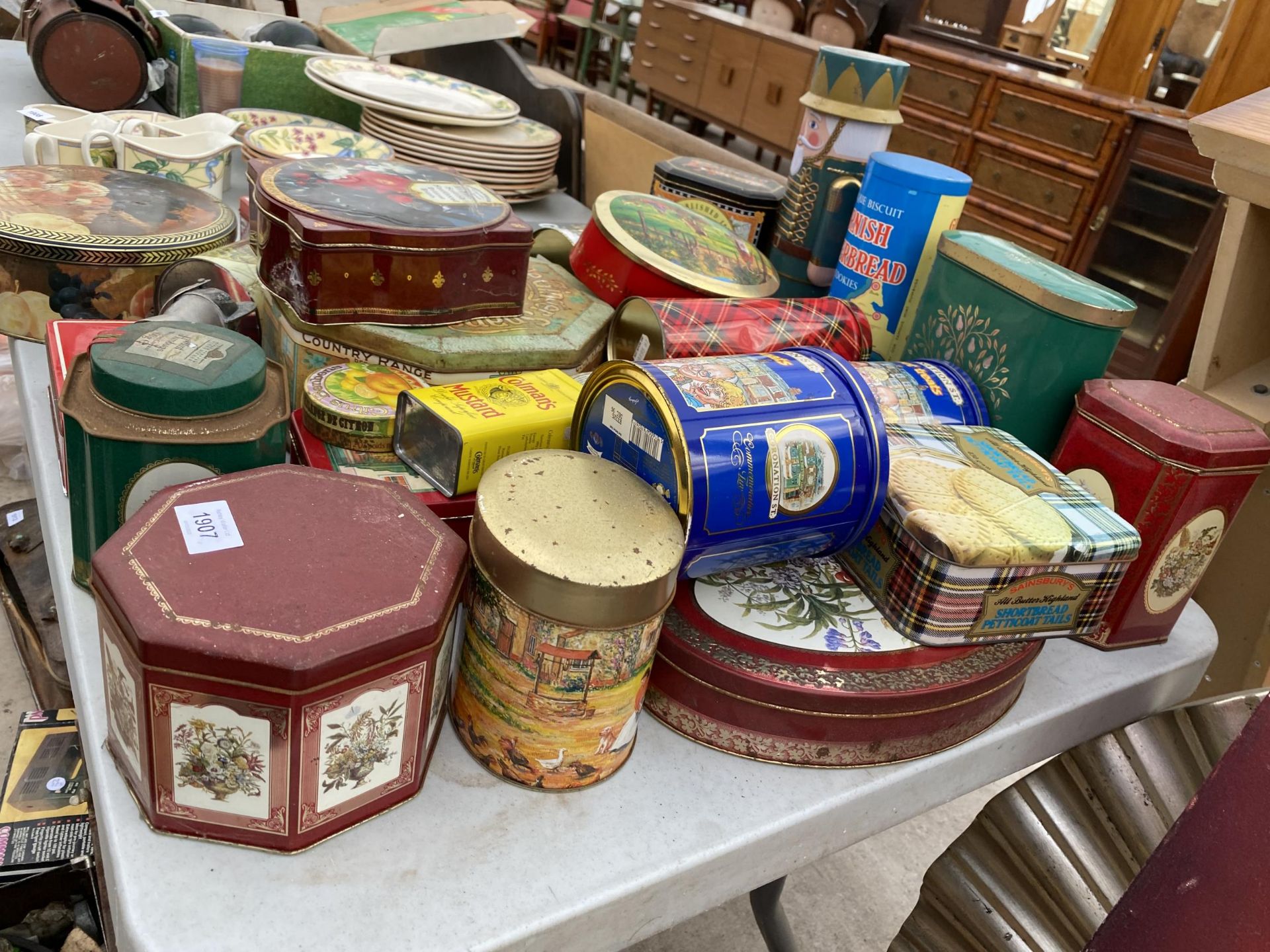 A LARGE ASSORTMENT OF VINTAGE TINS - Image 2 of 6