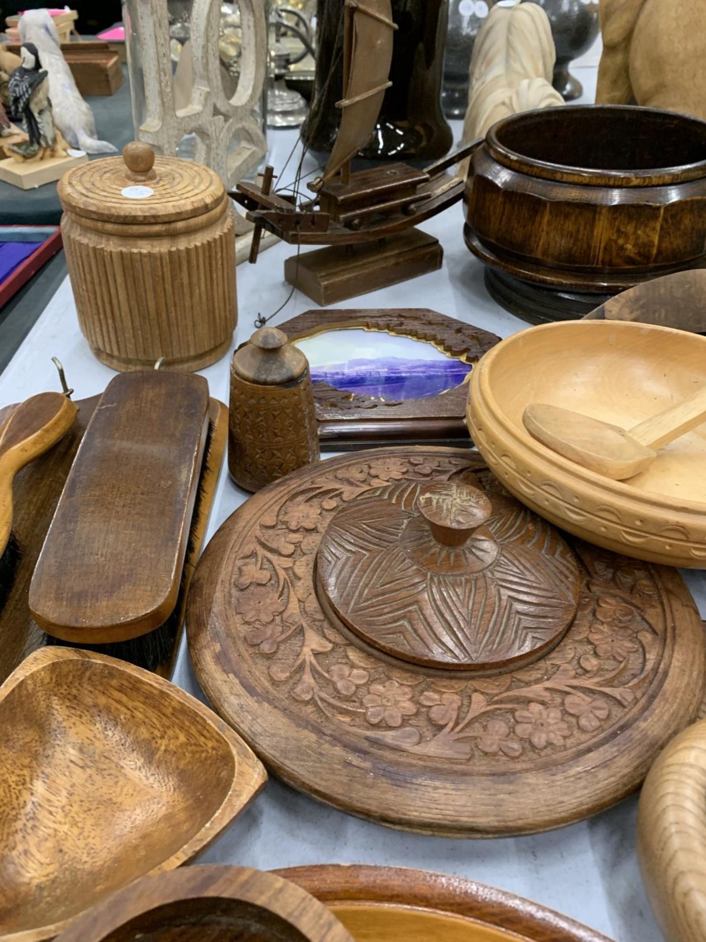 A LARGE QUANTITY OF TREEN ITEMS TO INCLUDE BOWLS, AN INK BLOTTER, SHOE LAST, WALL PLAQUES, A SHIP, - Image 12 of 16