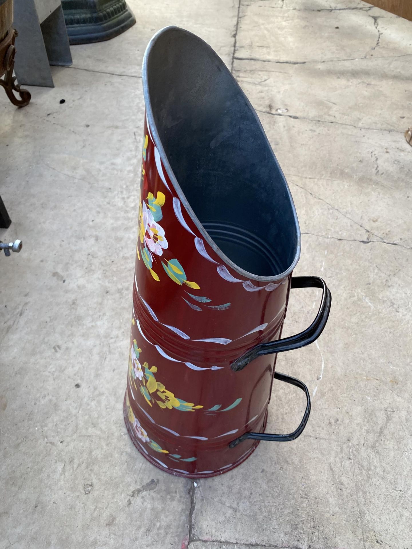 A DECORATIVE PAINTED METAL COAL SKUTTLE - Image 2 of 4