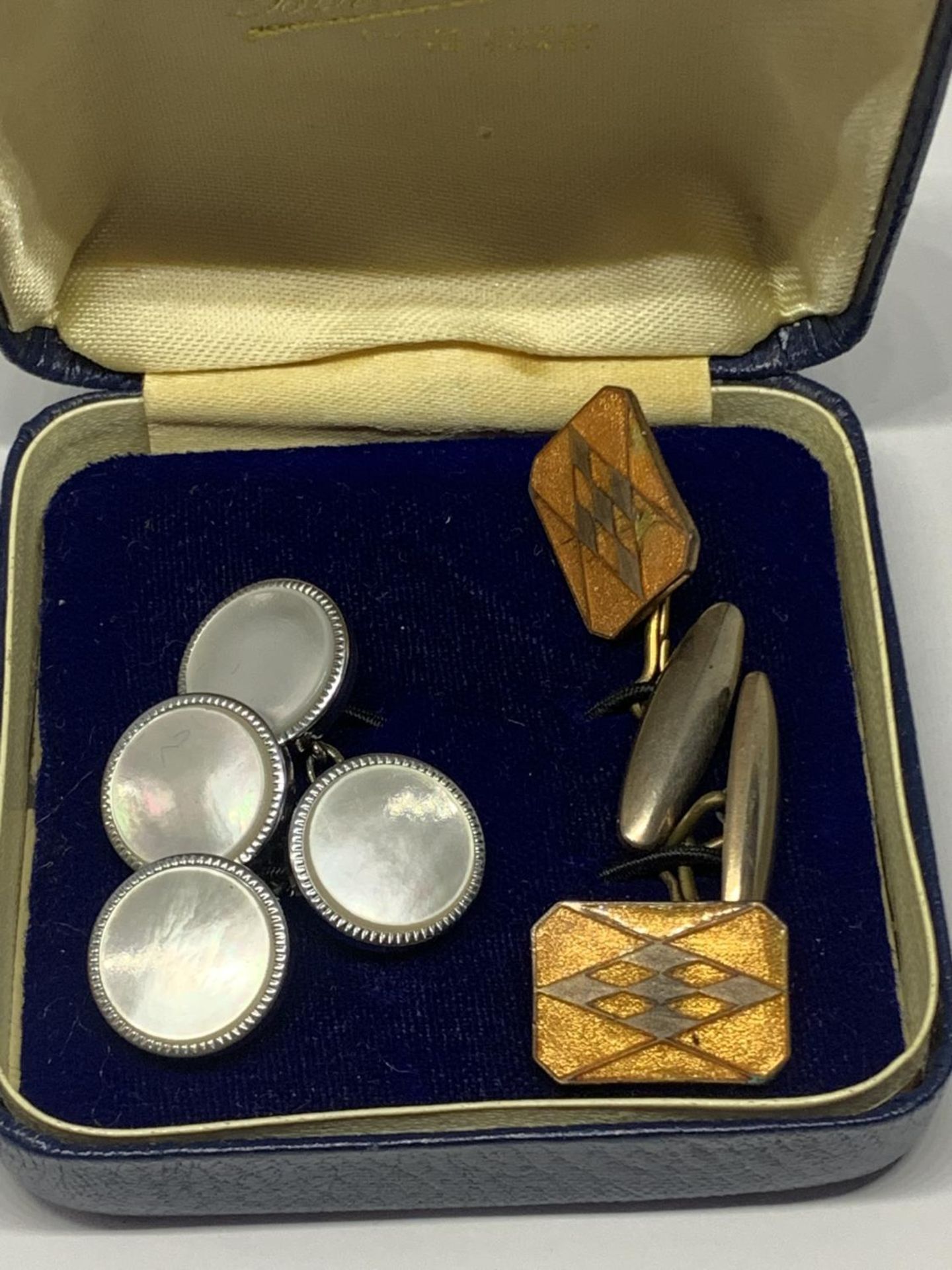 TWO PAIRS OF CUFFLINKS IN A PRESENTATION BOX