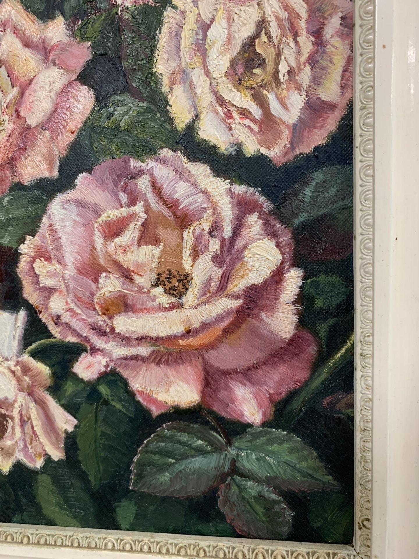 AN OIL ON BOARD PAINTING OF ROSES IN A CREAM FRAME - Image 2 of 2