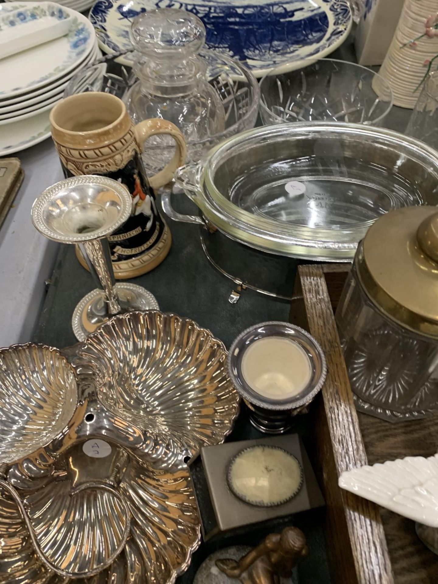 A LARGE MIXED LOT TO INCLUDE SILVER PLATED ITEMS, GLASSWARE, A LLADRO GOOSE - A/F, A CRANBERRY GLASS - Bild 8 aus 12