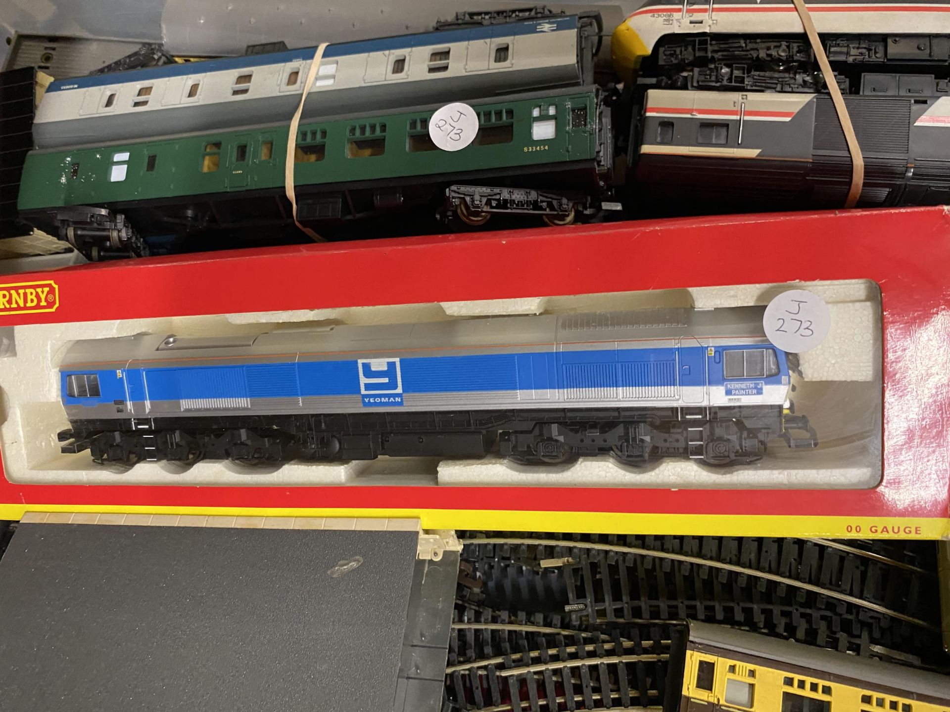 A MIXED LOT OF MODEL RAILWAY ITEMS TO INCLUDE INTERCITY MODELS ETC - Image 3 of 3