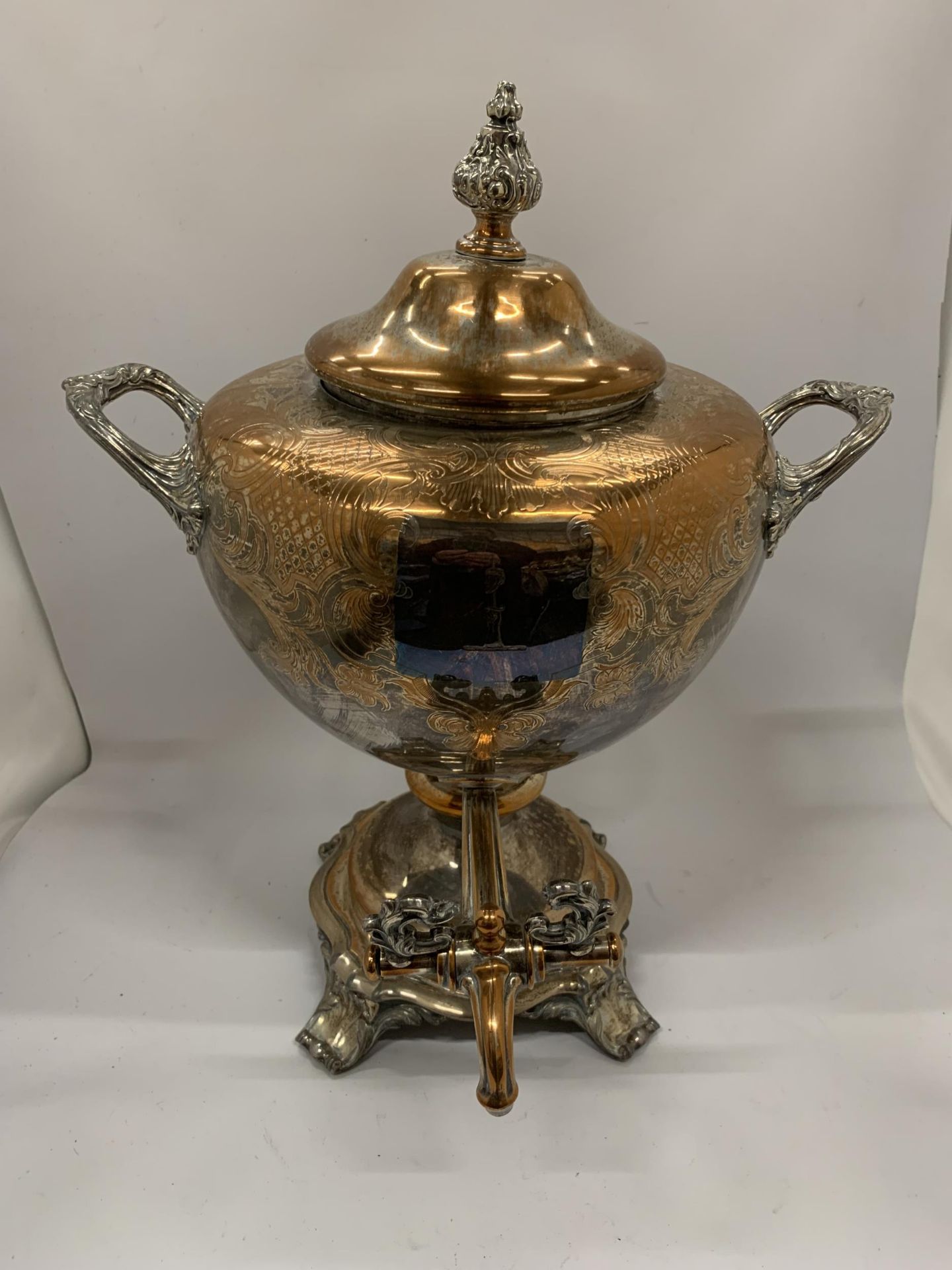 A VINTAGE SILVER PLATED ON COPPER TWIN HANDLED SAMOVAR, HEIGHT 44CM