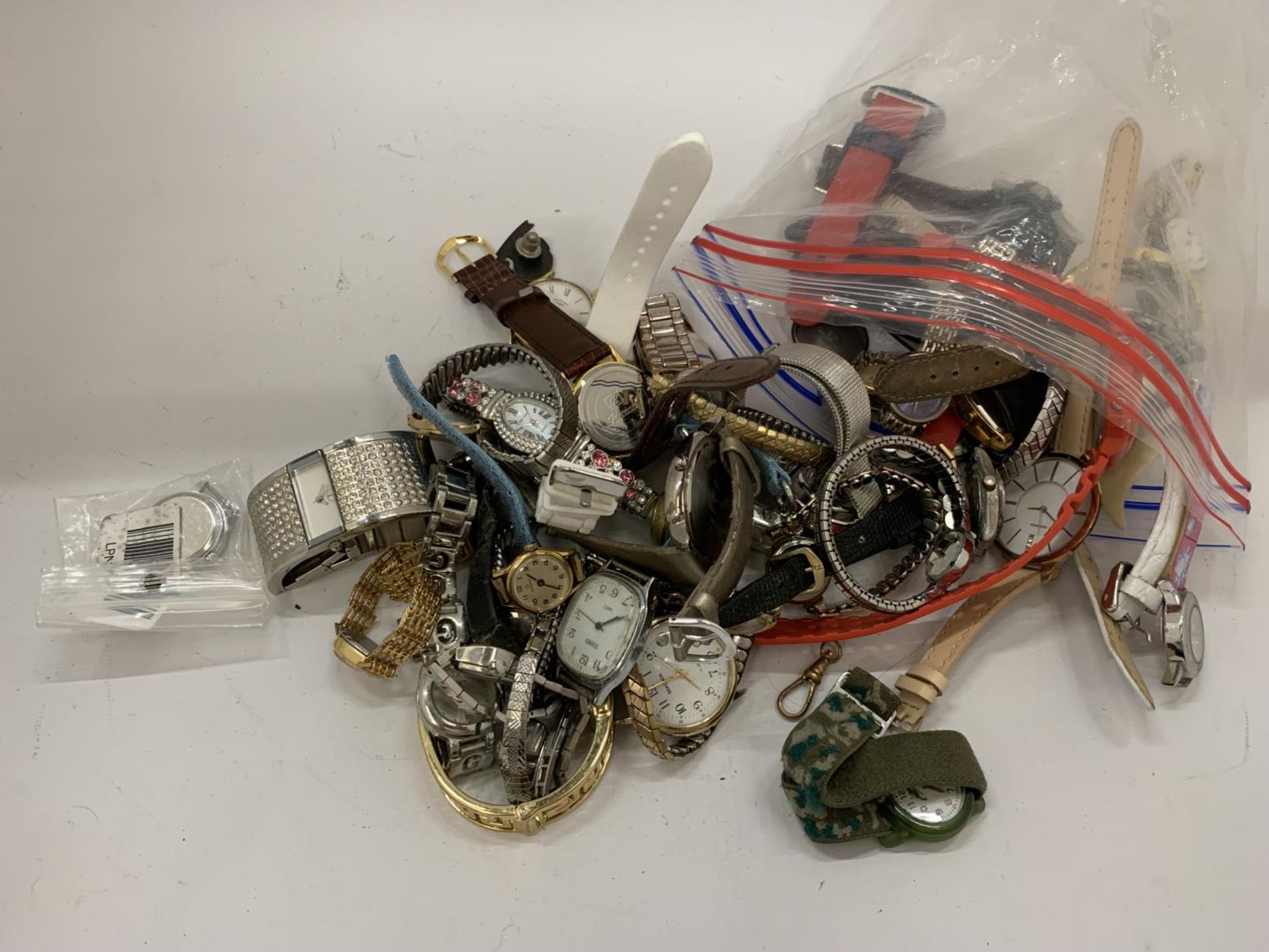 A LARGE QUANTITY OF WRISTWATCHES - SOME IN WORKING ORDER - Image 6 of 6