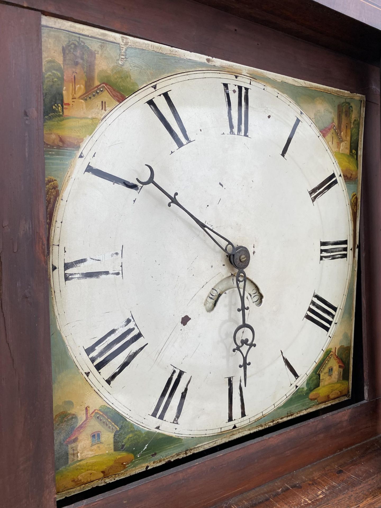 A 19TH CENTURY OAK AND CROSSBANDED THIRTY HOUR LONGCASE CLOCK WITH PAINTED ENAMEL DIAL - Bild 4 aus 4