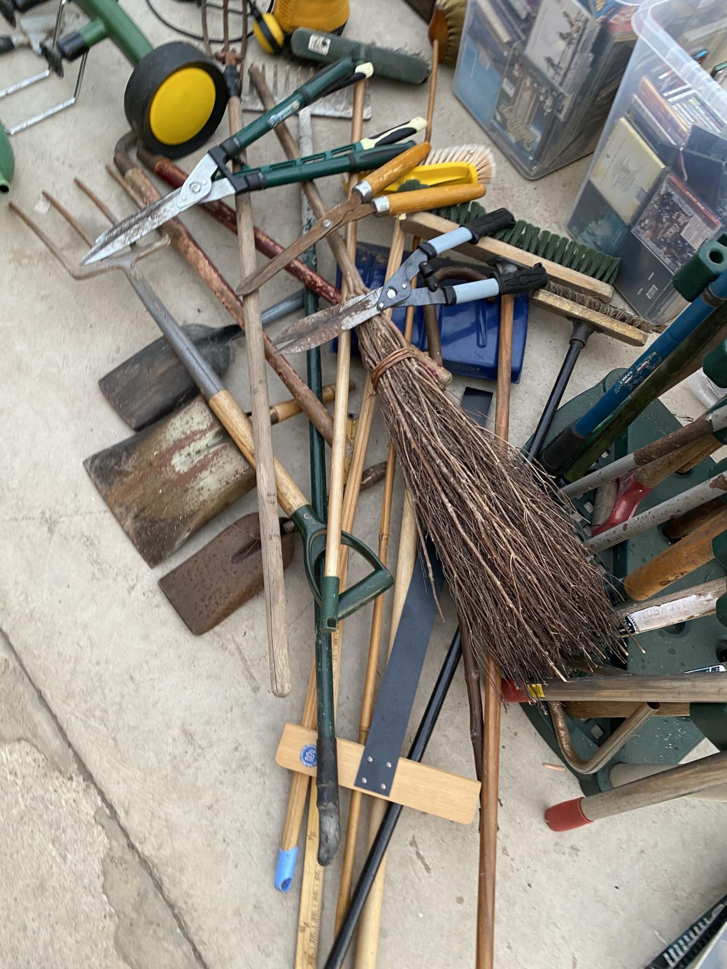 A LARGE ASSORTMENT OF GARDEN TOOLS TO INCLUDE A PICK AXE, FORKS AND RAKES TO ALSO INCLUDE A PLANT - Image 3 of 5