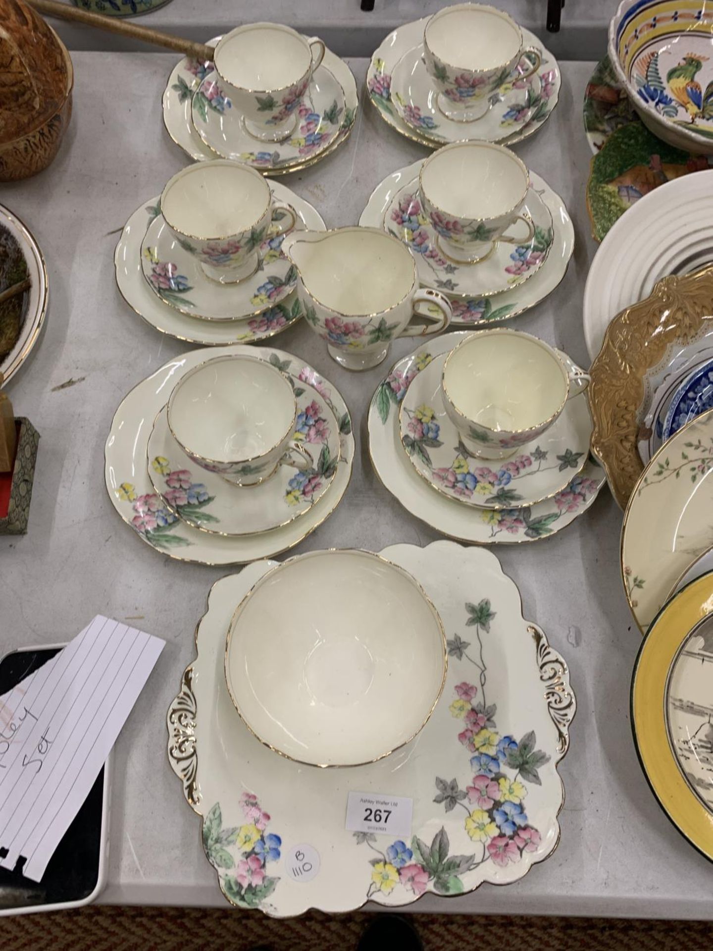 A VINTAGE OLD FOLEY TEASET DECORATED WITH A FLORAL PATTERN TO INCLUDE CUPS, SAUCERS, SIDE PLATES, - Image 2 of 8