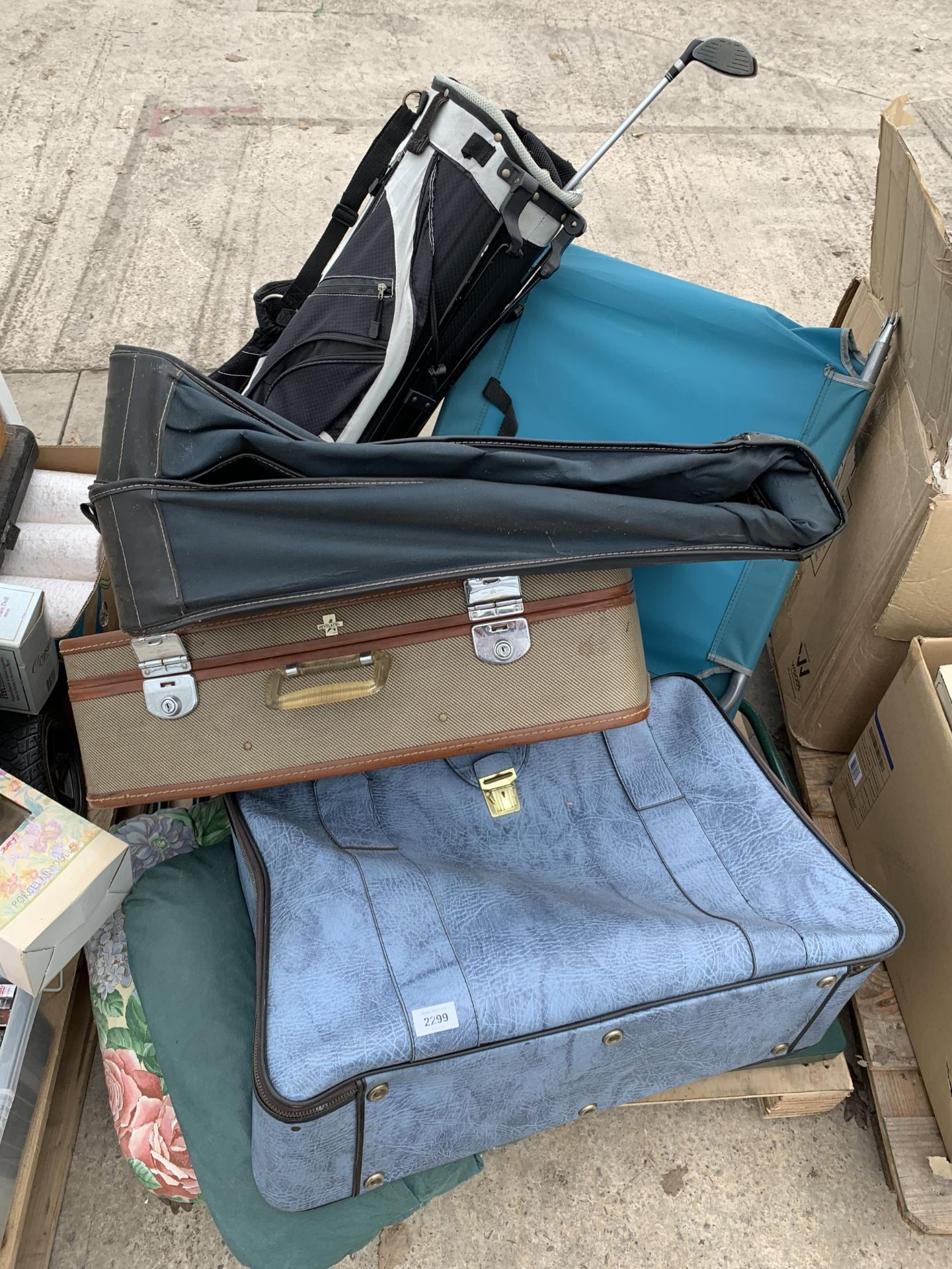AN ASSORTMENT OF HOUSEHOLD CLEARANCE ITEMS TO INCLUDE SUITCASES AND A FOLDING CHAIR ETC