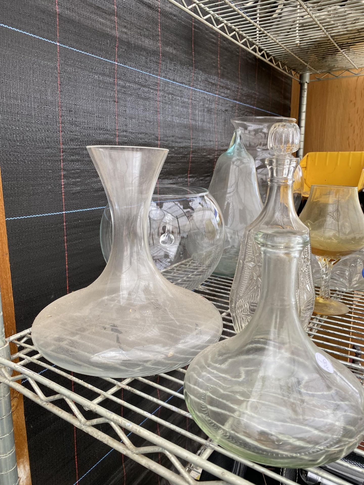 AN ASSORTMENT OF GLASS WARE TO INCLUDE VASES, DECANTORS AND A CAKE STAND ETC - Image 5 of 5