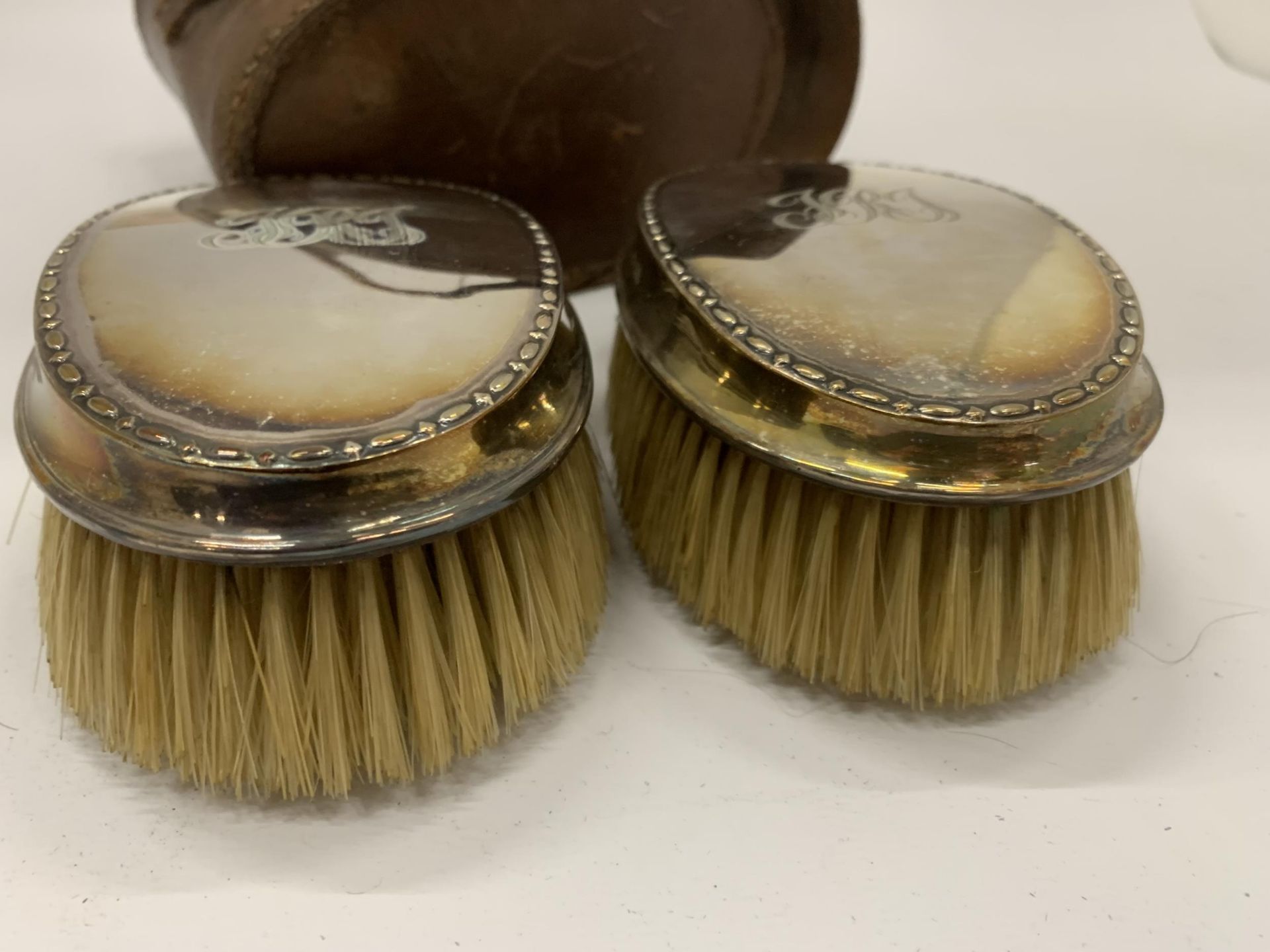A CASED PAIR OF HALLMARKED SILVER BACKED CLOTHES BRUSHES - Image 5 of 8