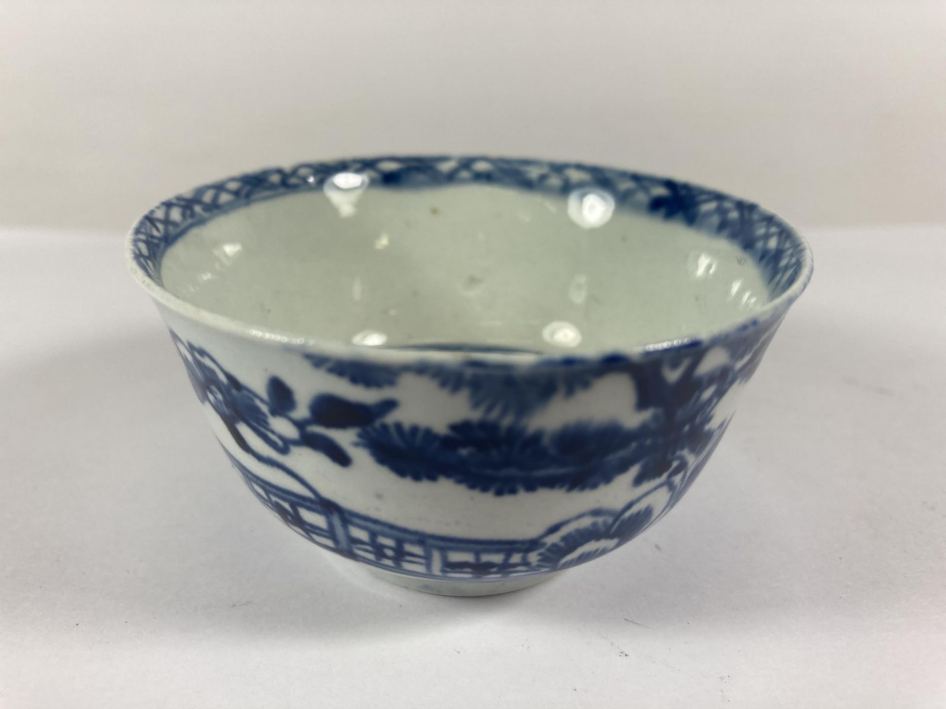 AN 18TH CENTURY WORCESTER STYLE BLUE AND WHITE TEA BOWL