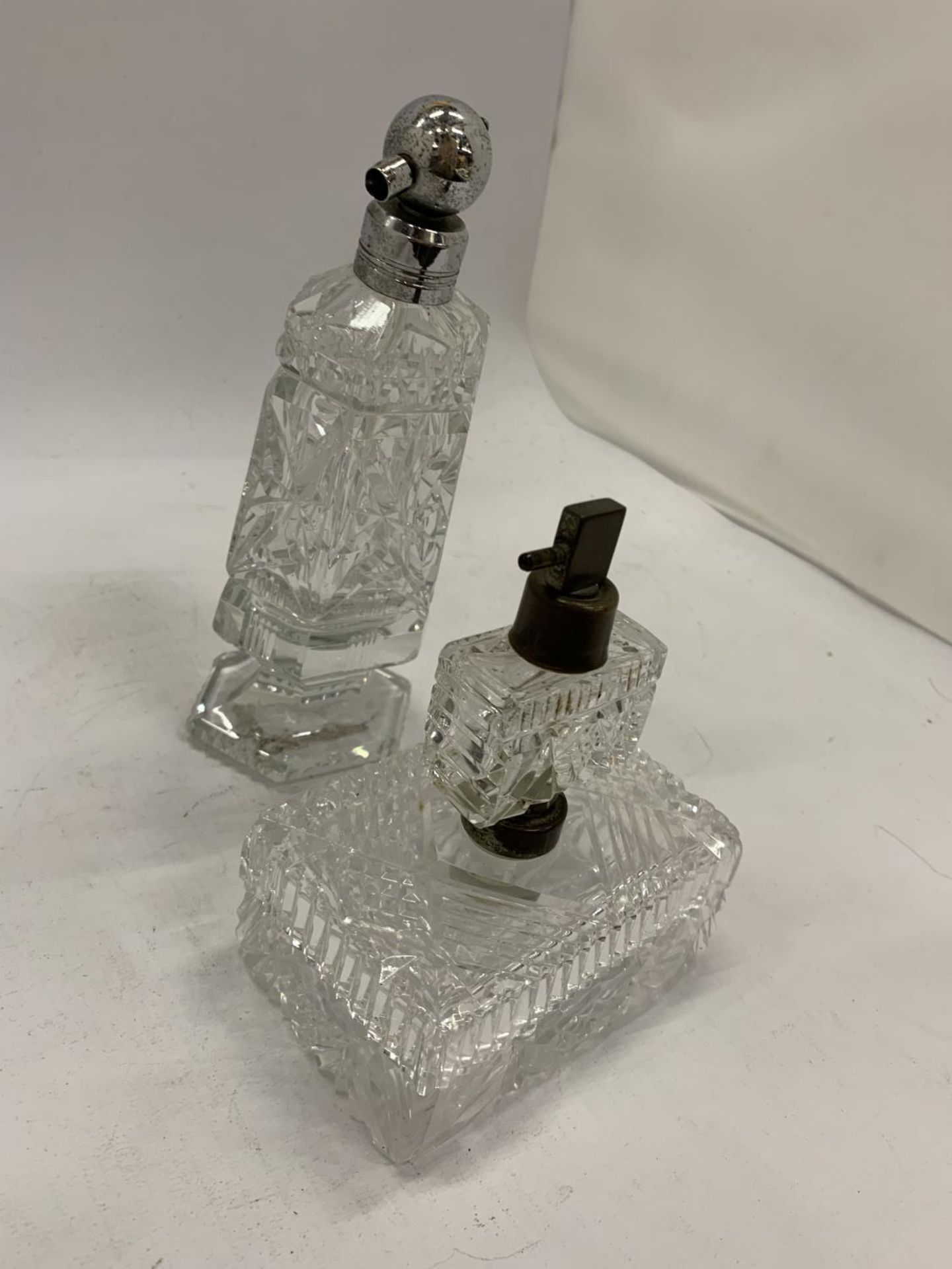 TWO CUT GLASS PERFUME BOTTLES - Bild 6 aus 6