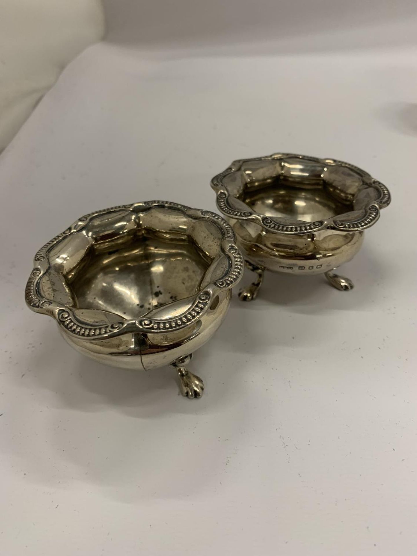 A BIRMINGHAM HALLMARKED SILVER FIVE PIECE CONDIMENT SET COMPRISING TWO OPEN SALTS, MUSTARD POT AND - Image 4 of 8