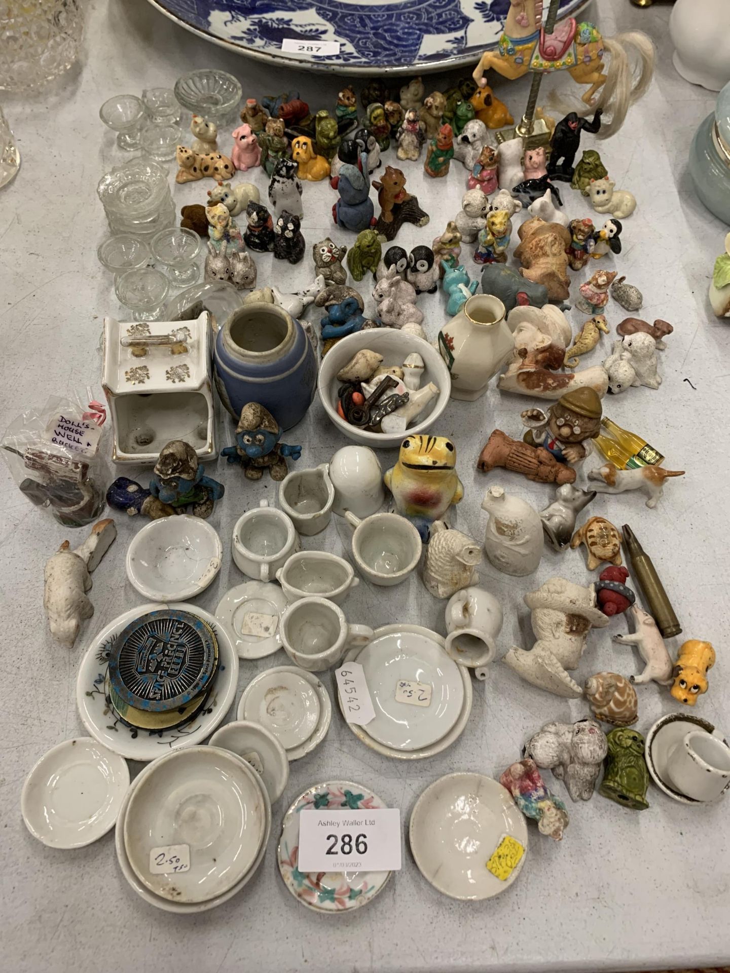 A LARGE QUANTITY OF MINIATURE ITEMS TO INCLUDE PLATES, ANIMAL FIGURES, GLASSWARE, ETC