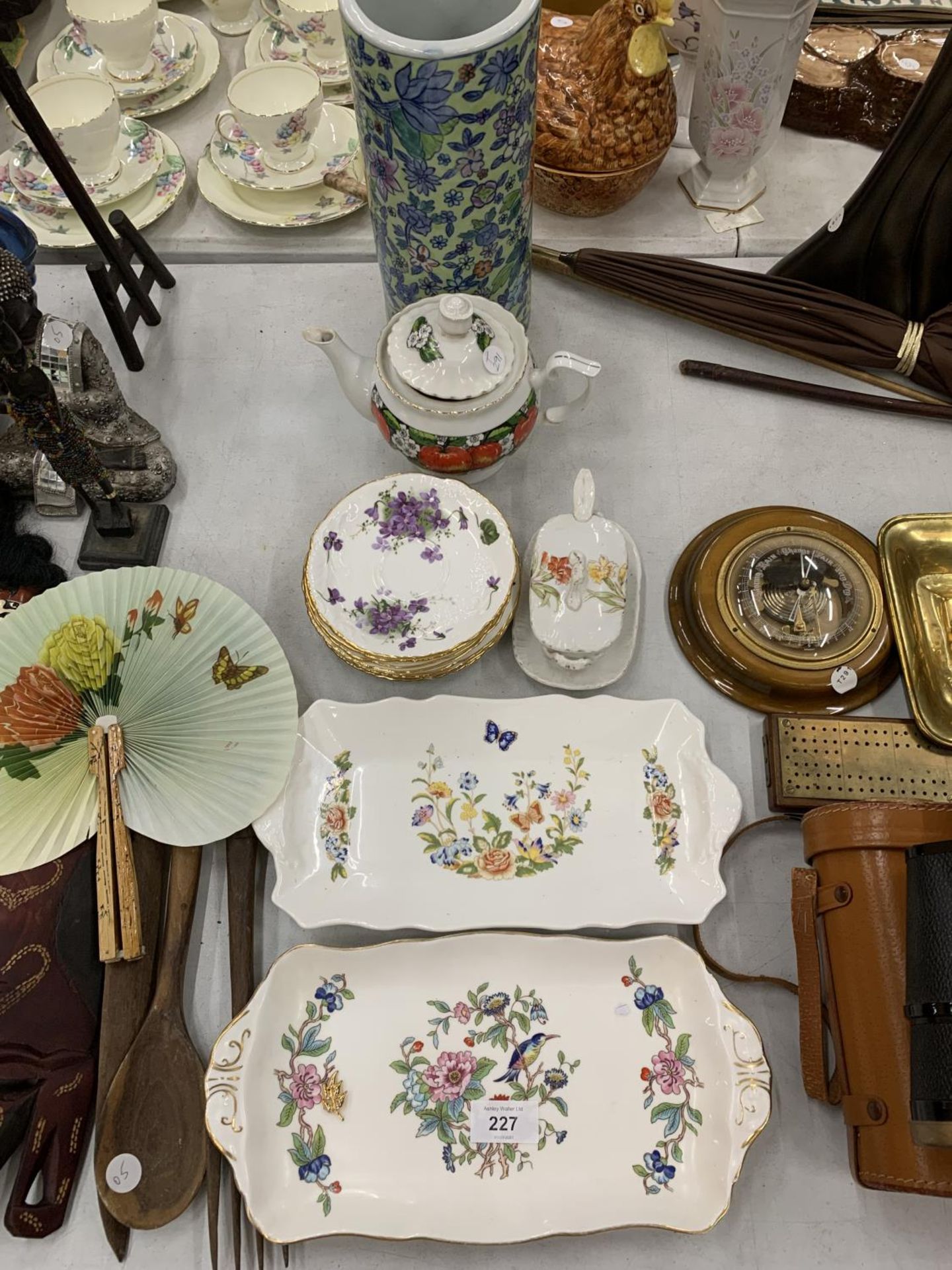 A QUANTITY OF CERAMIC ITEMS TO INCLUDE AYNSLEY SANDWICH TRAYS, A VASE, TEAPOT, PLATES, ETC - Image 2 of 6