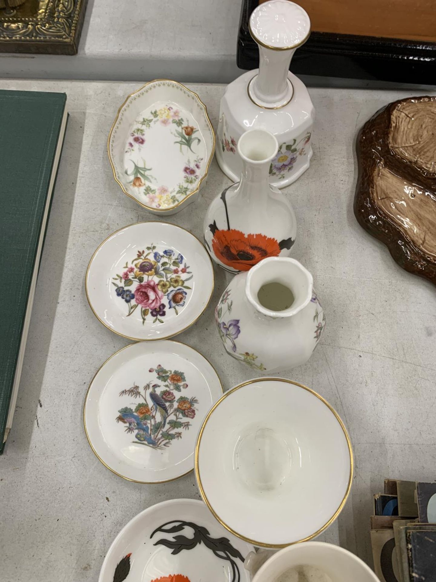 A QUANTITY OF SMALL CERAMIC ITEMS TO INCLUDE AYNSLEY, WEDGWOOD, ETC, PIN TRAYS AND VASES - Image 6 of 6