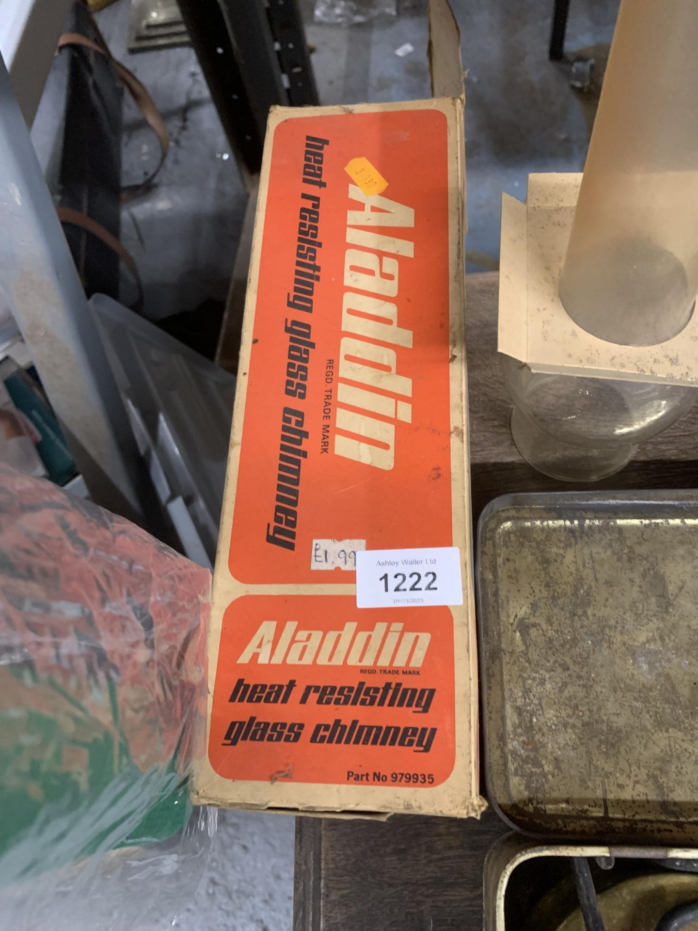 A VINTAGE PARAFFIN STOVE IN ORIGINAL TIN PLUS AN ALADDIN GLASS CHIMNEY IN ORIGINAL BOX - Image 2 of 4