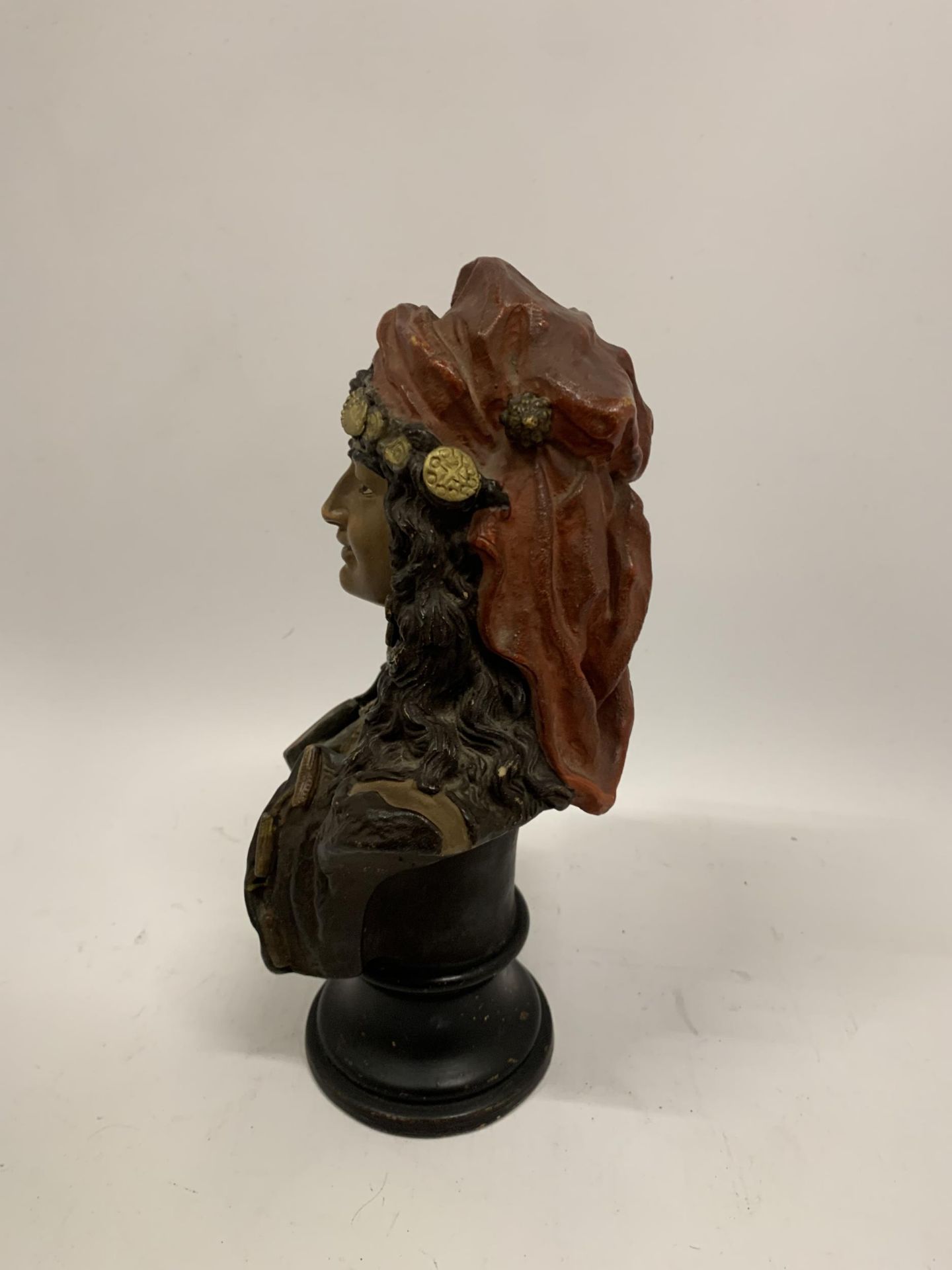 A CERAMIC BUST OF A ROMANY LADY HEIGHT 27CM - Image 3 of 10