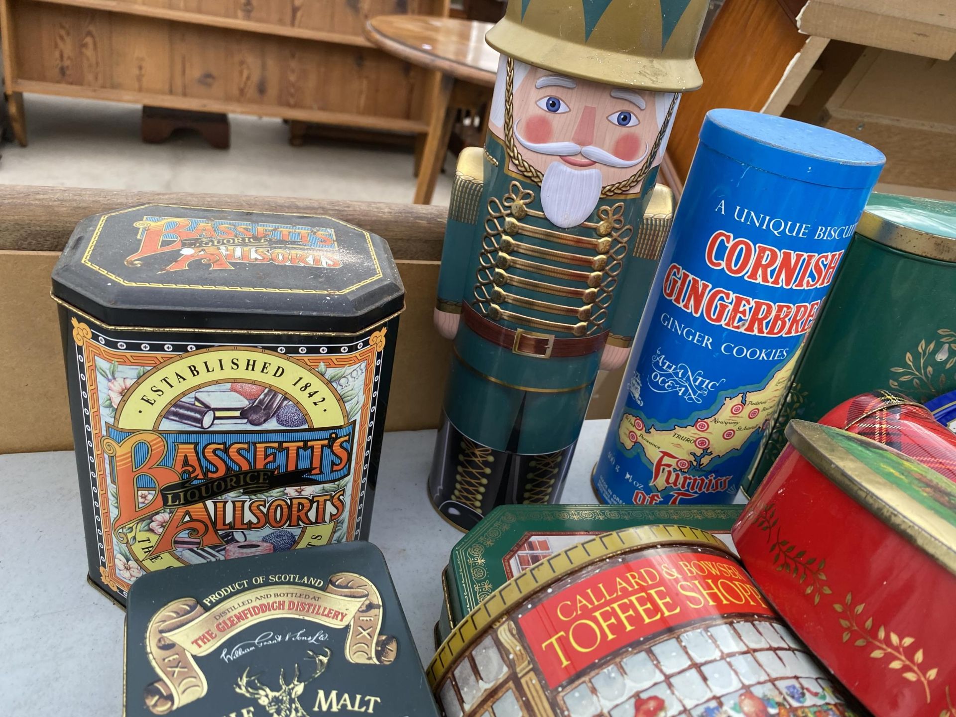 A LARGE ASSORTMENT OF VINTAGE TINS - Image 5 of 6