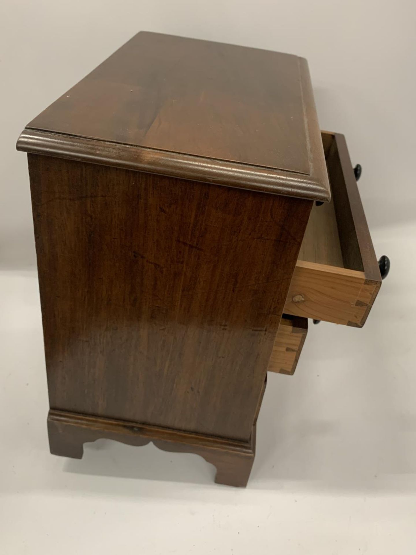 A MAHOGANY FOUR DRAWER TABLE TOP CHEST OF DRAWERS, HEIGHT 28CM - Image 4 of 6