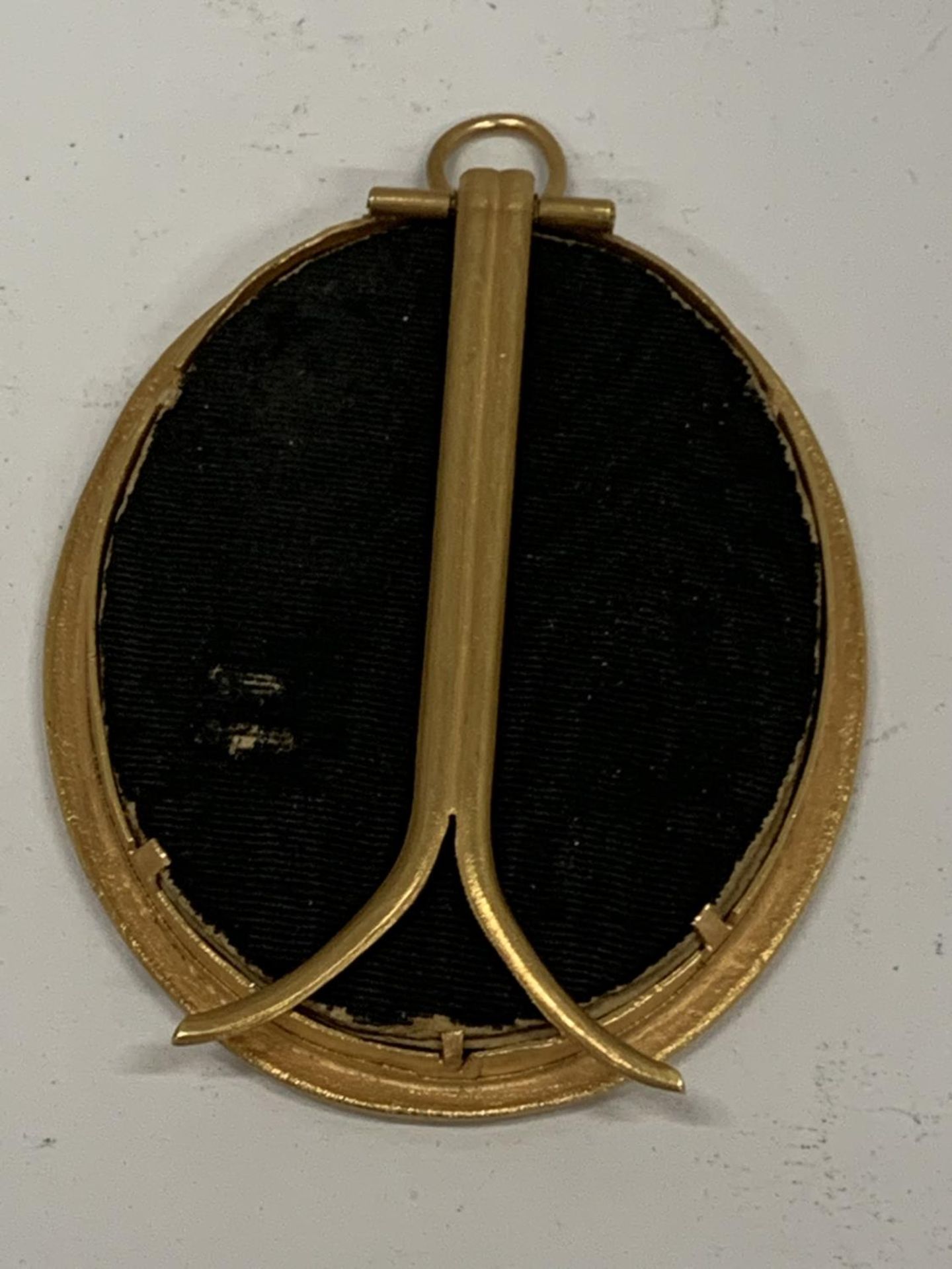 AN 18TH/19TH CENTURY PORTRAIT MINIATURE IN GILT EASEL FRAME, LENGTH 7CM - Image 4 of 4