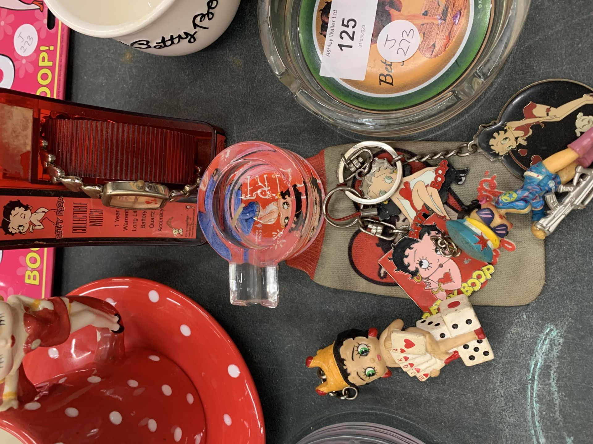 A QUANTITY OF BETTY BOOP ITEMS TO INCLUDE A MUG AND SAUCER, NUMBER PLATE, ASH TRAYS, A WATCH, KEY - Image 9 of 12