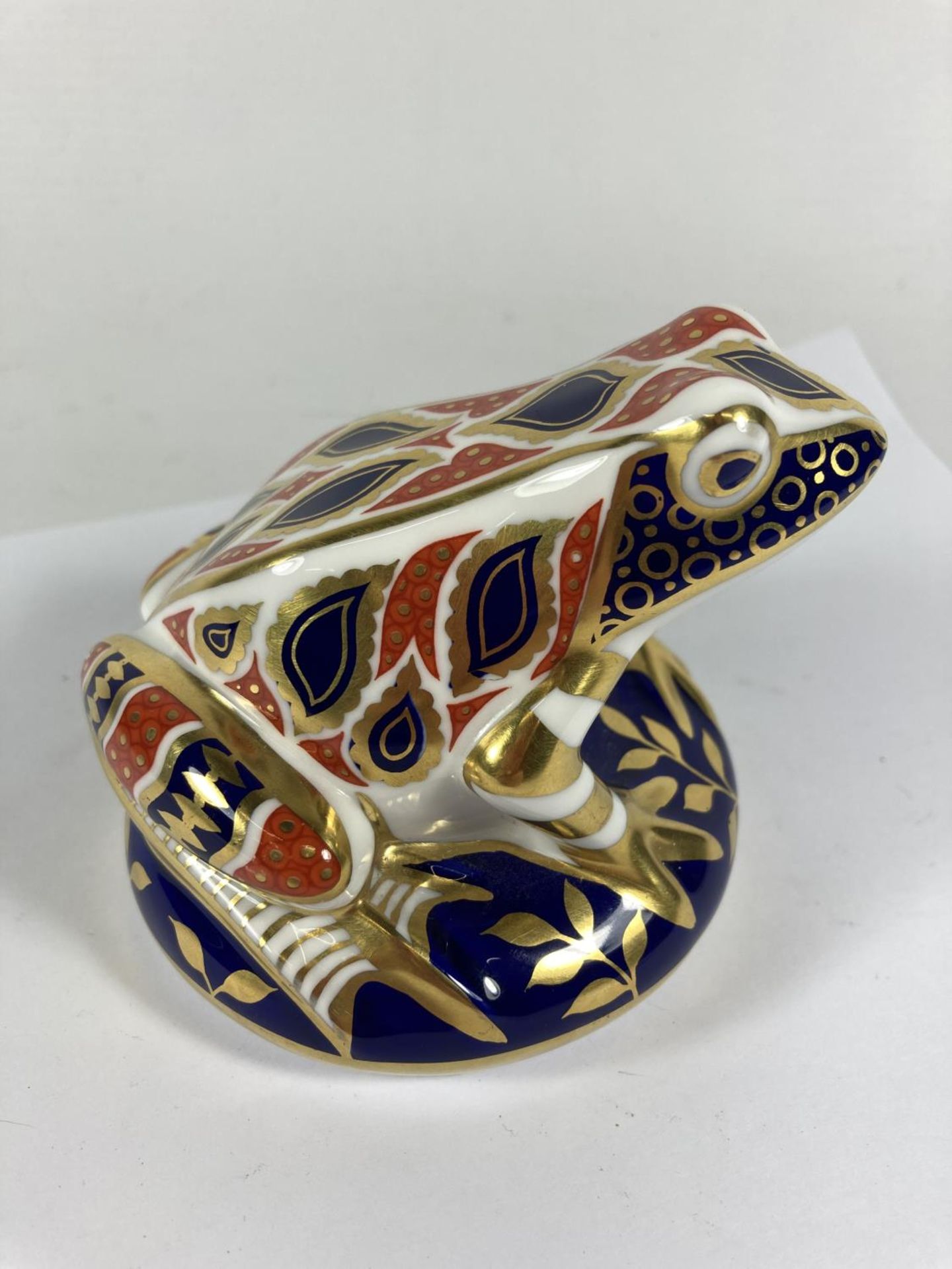 A ROYAL CROWN DERBY IMARI FROG PAPERWEIGHT, NO STOPPER - Image 4 of 6